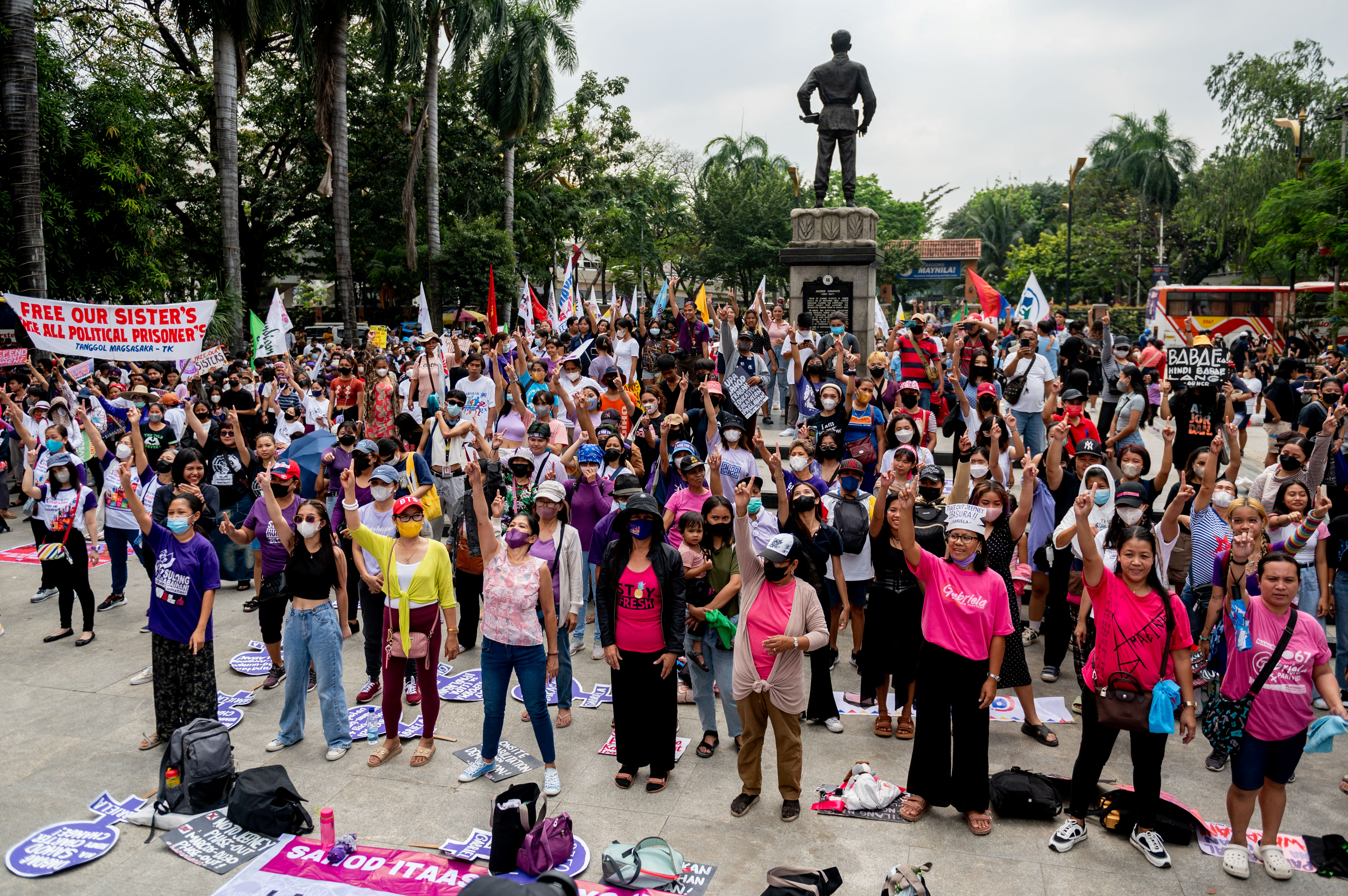 Las mujeres levantaron sus puños al aire en forma de protesta durante las marchas por el 8M en Filipinas.