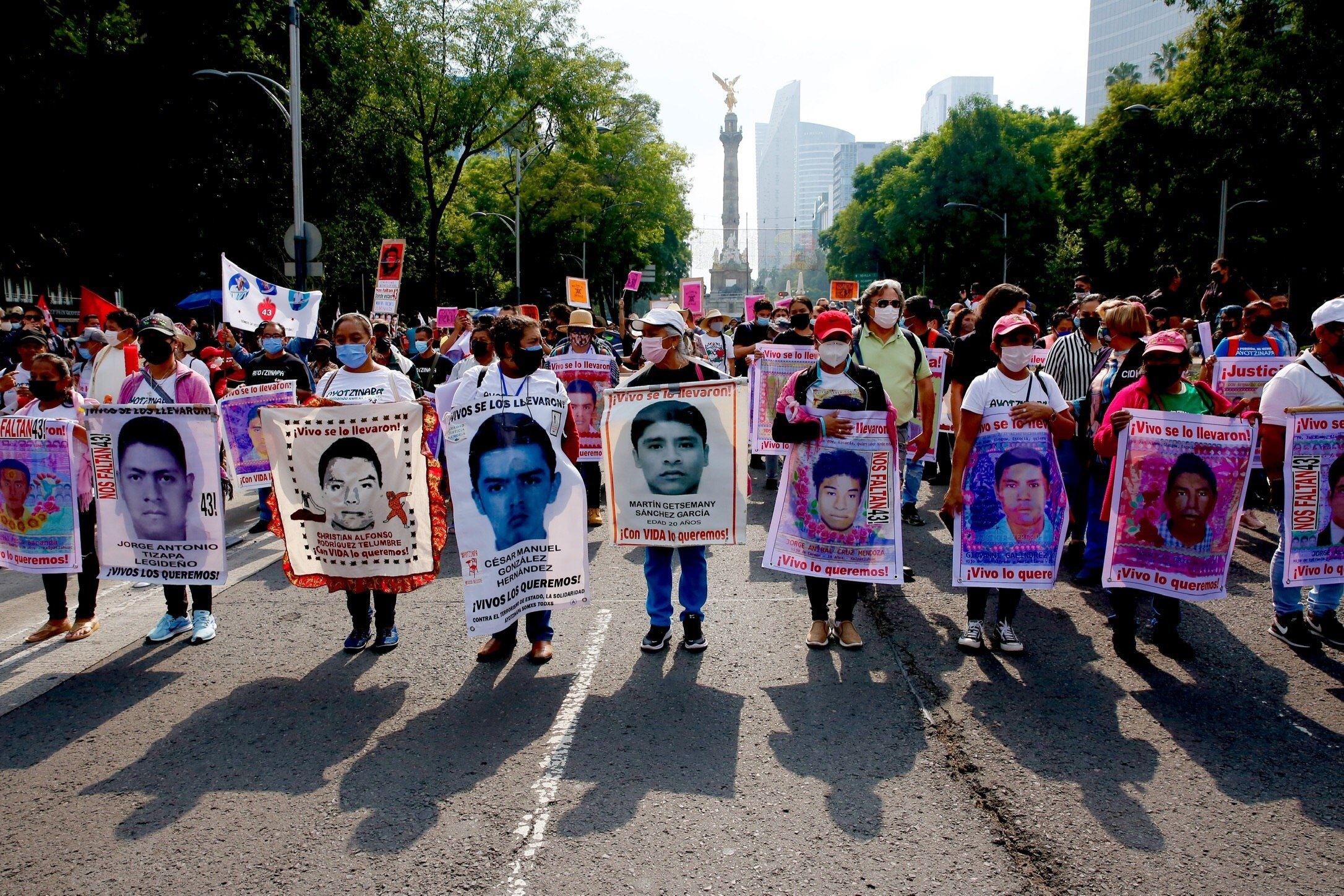 Familiares y amigos de los 43 normalistas de Ayotzinapa protestaron a siete años de su desaparición, en calles de Ciudad de México

Foto: EFE/Carlos Ramírez
