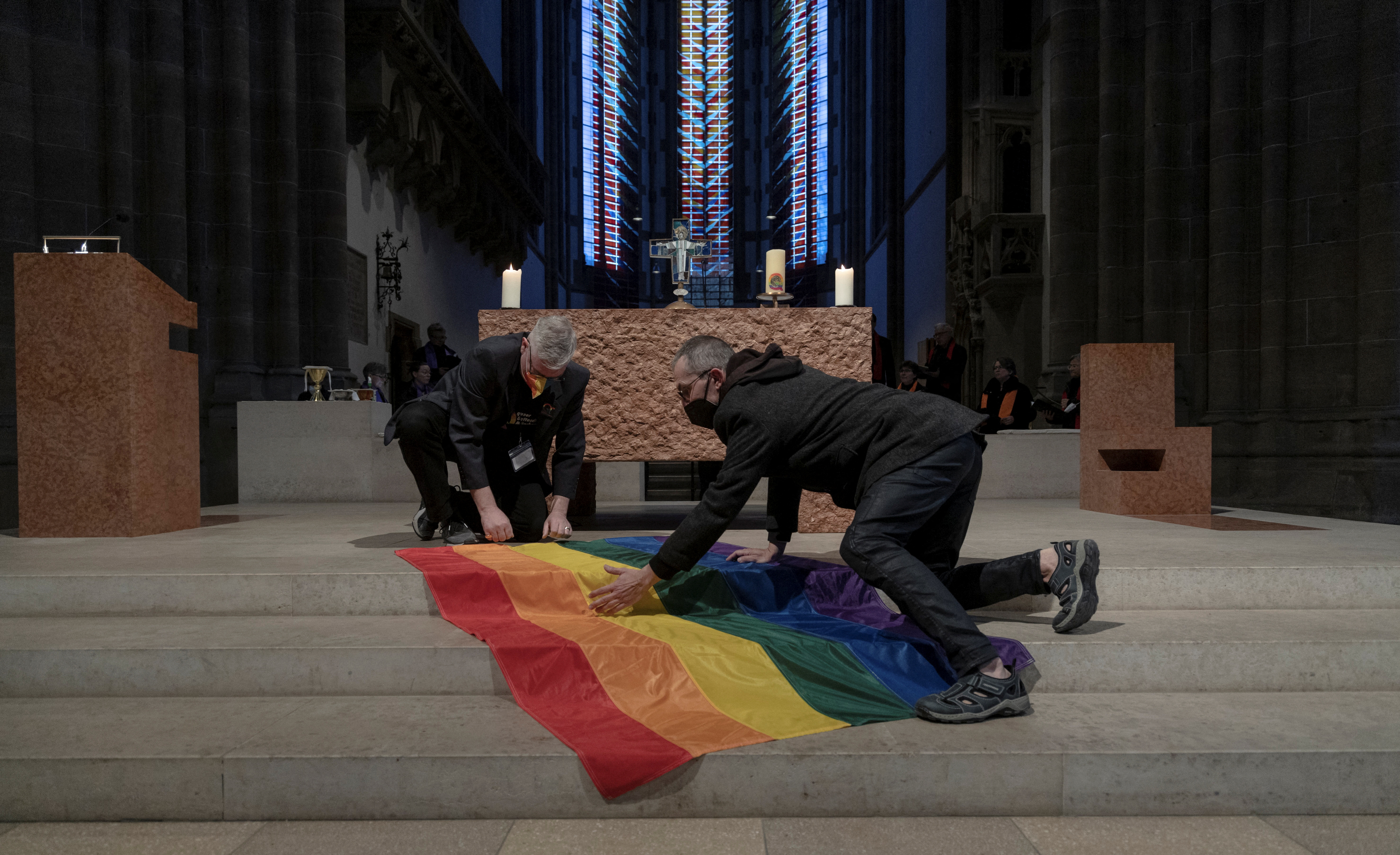 Una bandera del arco iris se coloca frente al altar antes de un servicio religioso que marca el vigésimo aniversario de la comunidad LGBTQ en la Iglesia de San Pablo, en Munich el 13 de 2022. REUTERS/Lukas Barth