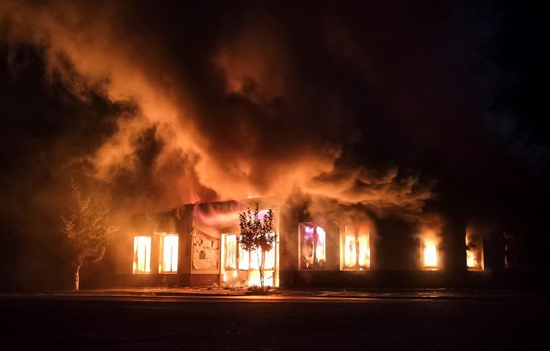 Una tienda en llamas tras un bombardeo en Stepanakert, el 3 de octubre de 2020.  Gor Kroyan/REUTERS