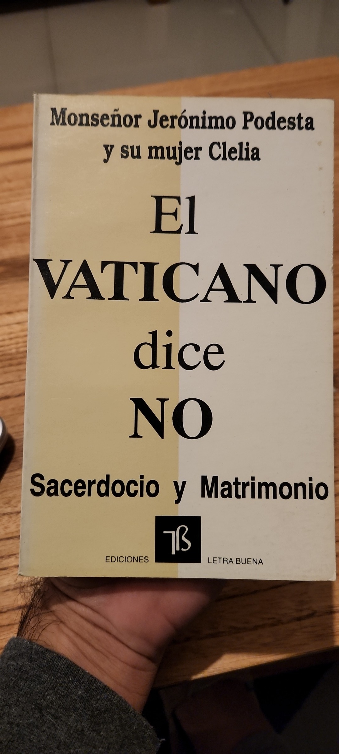 El libro que compila historias de sacerdotes que abandonaron el celibato y donde está escrita la historia de sus padres, escrita por ellos mismos