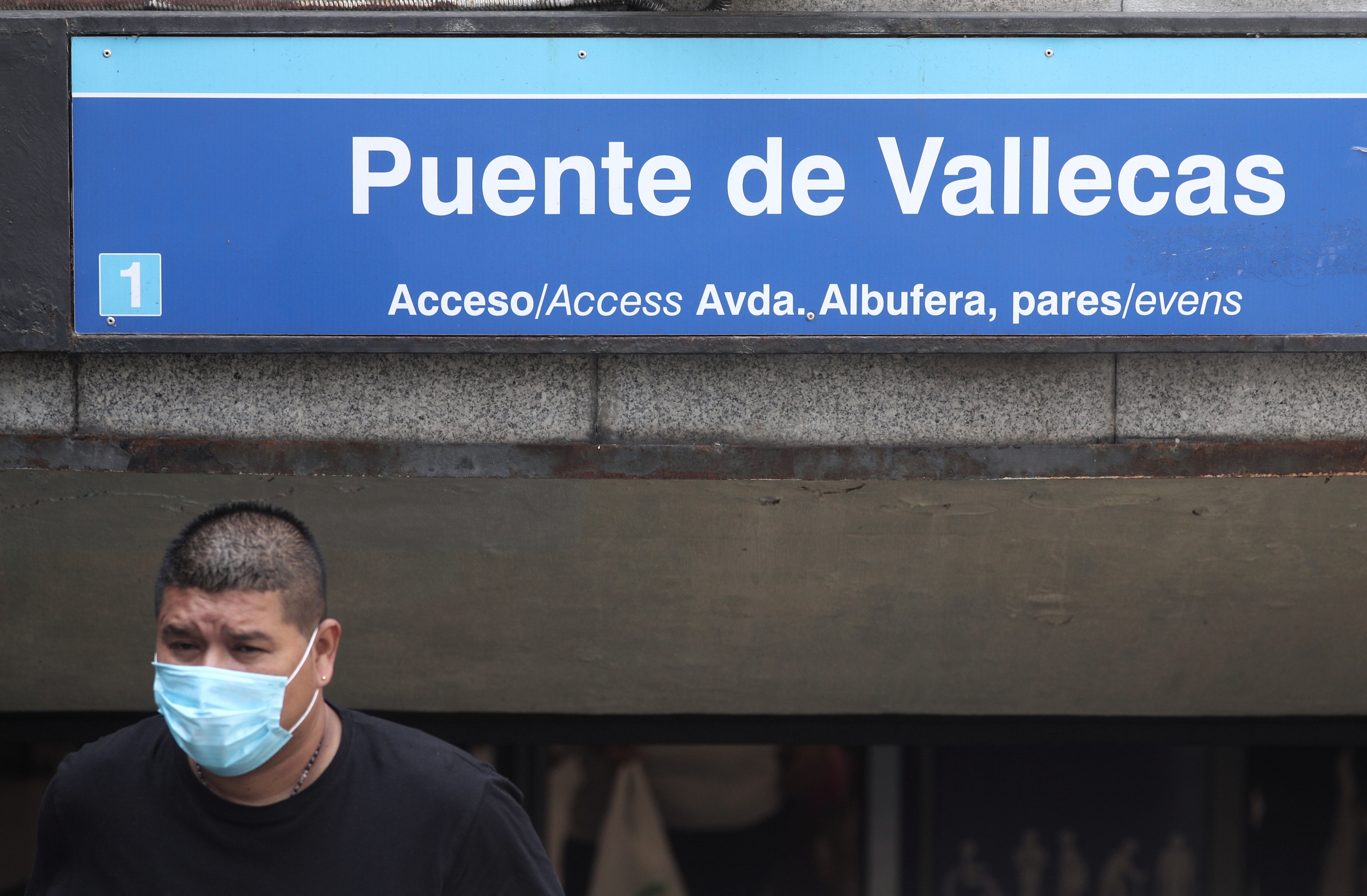 A man leaves the Puente de Vallecas metro (Eduardo Parra / Europa Press)