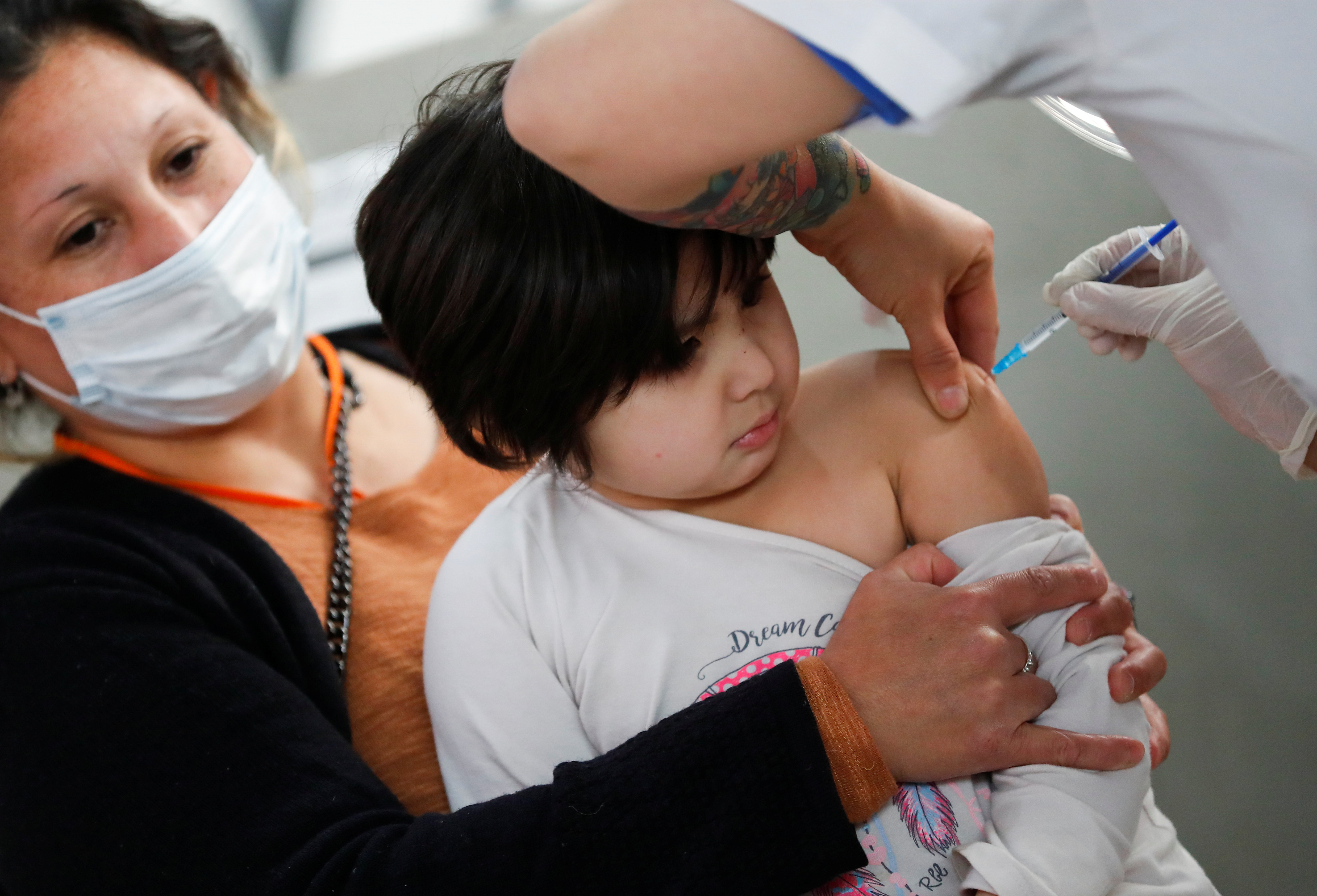 La vacunación empezó por los grupos de mayor riesgo de complicaciones en diciembre pasado. Hoy países como Argentina están inmunizando a los niños contra el COVID-19 (REUTERS/Agustin Marcarian)