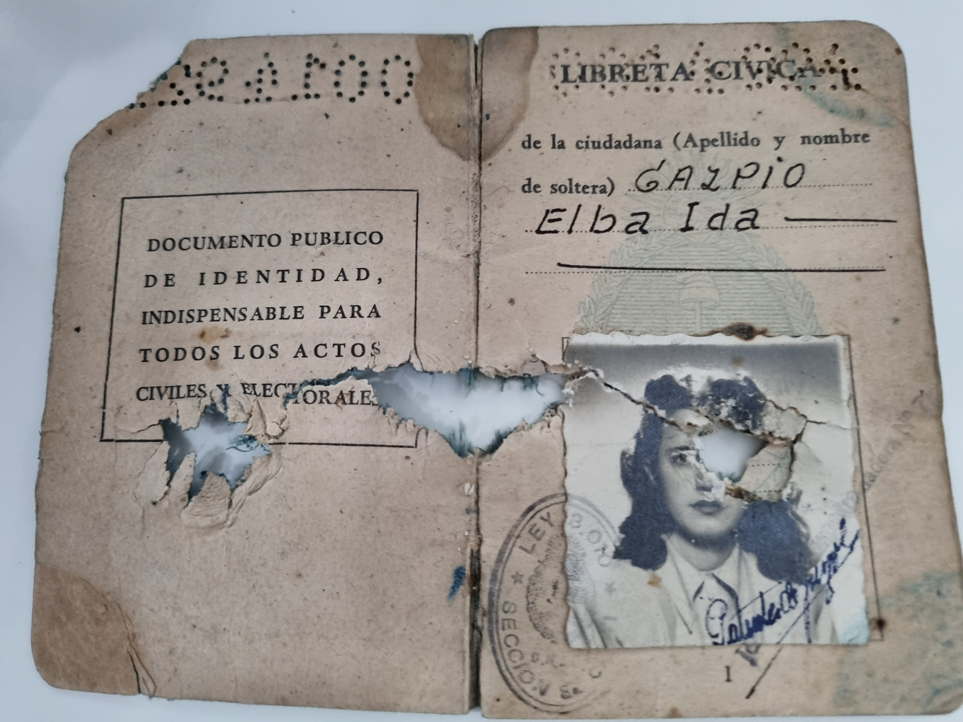 El documento de identidad de la cabo Elsa Gazpio, destruido por las esquirlas de la bomba vietnamita. Ella murió en el acto, decapitada

