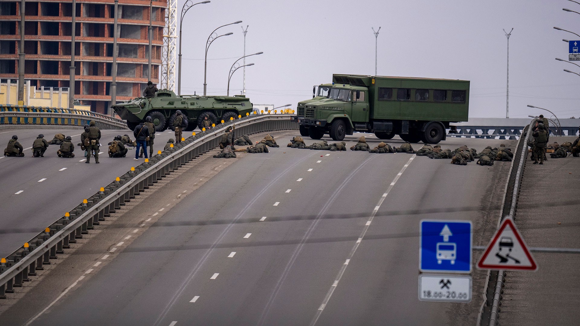 Soldados ucranianos toman posiciones en un puente de Kiev, Ucrania, este viernes 25 de febrero de 2022. (AP/Emilio Morenatti)
