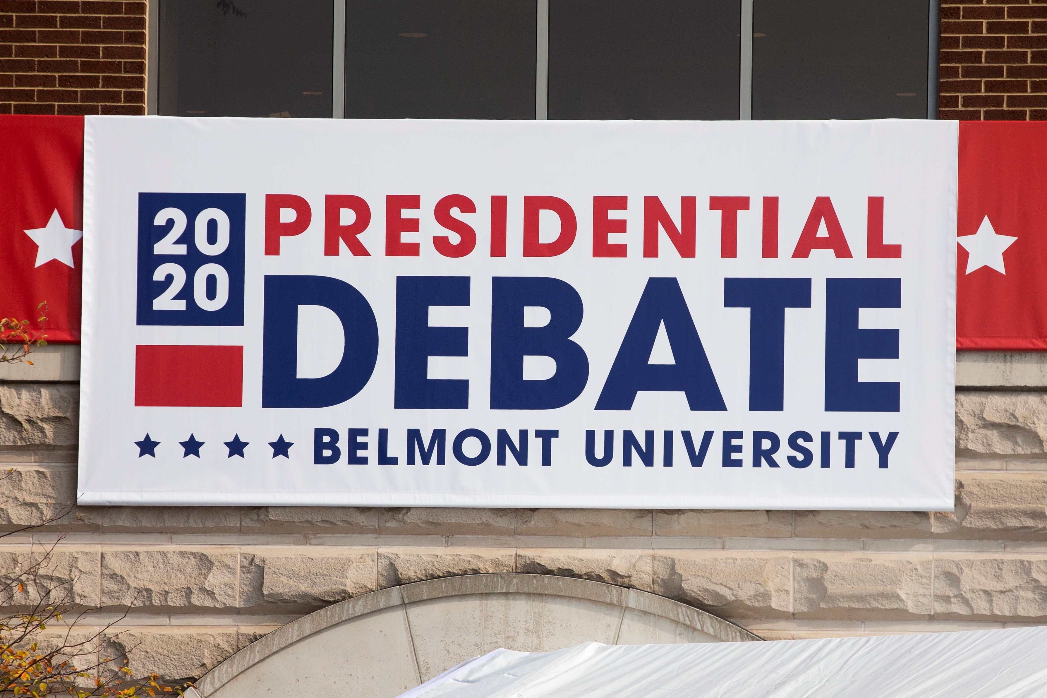 Señalización antes del debate presidencial entre el presidente de Estados Unidos, Donald J. Trump, y el candidato demócrata Joe Biden, en la Universidad de Belmont en Nashville, Tennessee, (EE.UU.), el 20 de octubre de 2020. EFE/Michael Reynolds
