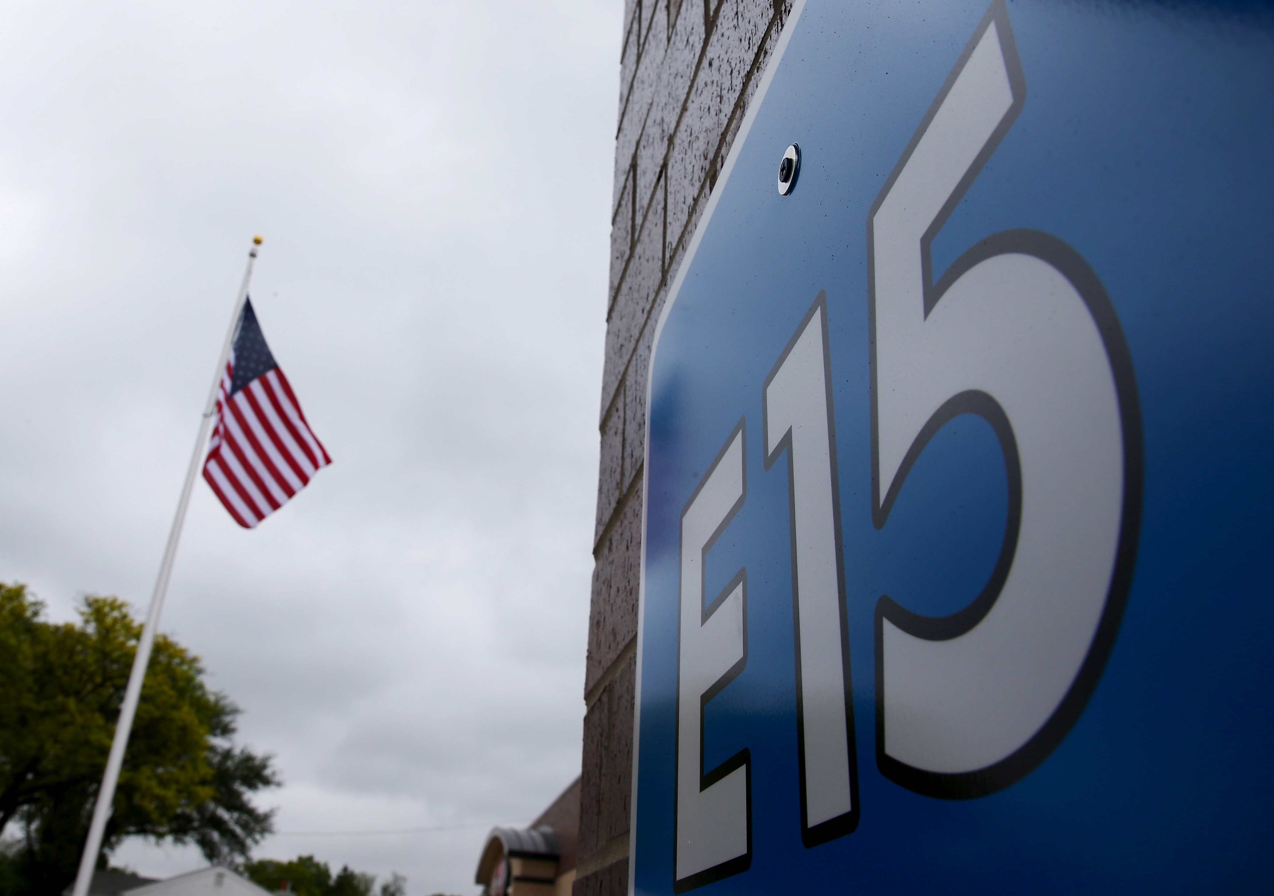 FOTO DE ARCHIVO: Un cartel que anuncia el E15, una gasolina con 15% de etanol, se ve en una gasolinera en Clive, Iowa, Estados Unidos, 17 de mayo de 2015. REUTERS/Jim Young