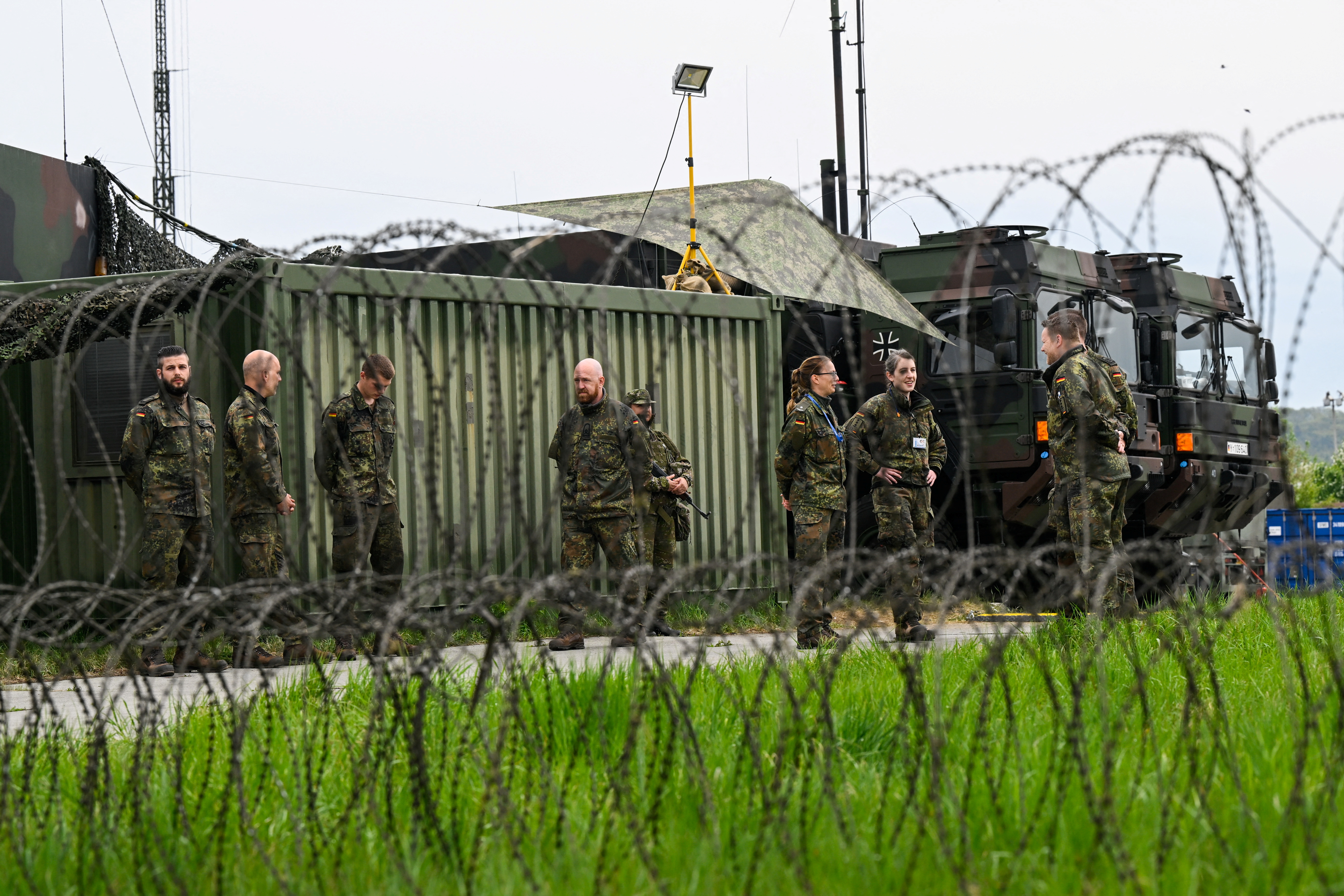 Miembros del ejército junto a un centro de control del sistema de defensa antimisiles Patriot, en el aeropuerto de Sliac, cerca de Zvolen, Eslovaquia, el 6 de mayo de 2022 (Reuters)