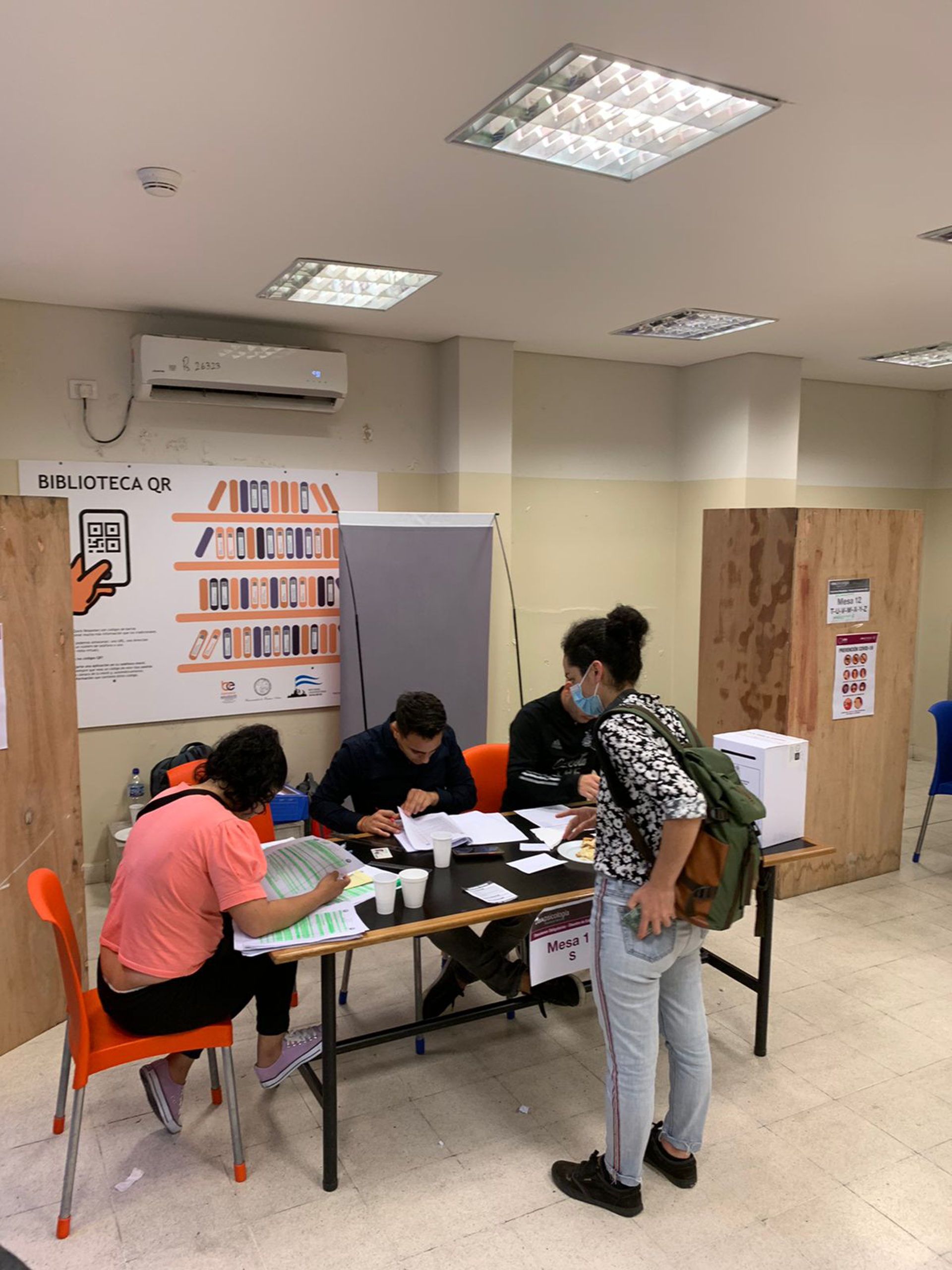 Estudiantes se acercan a votar en la Facultad de Psicología