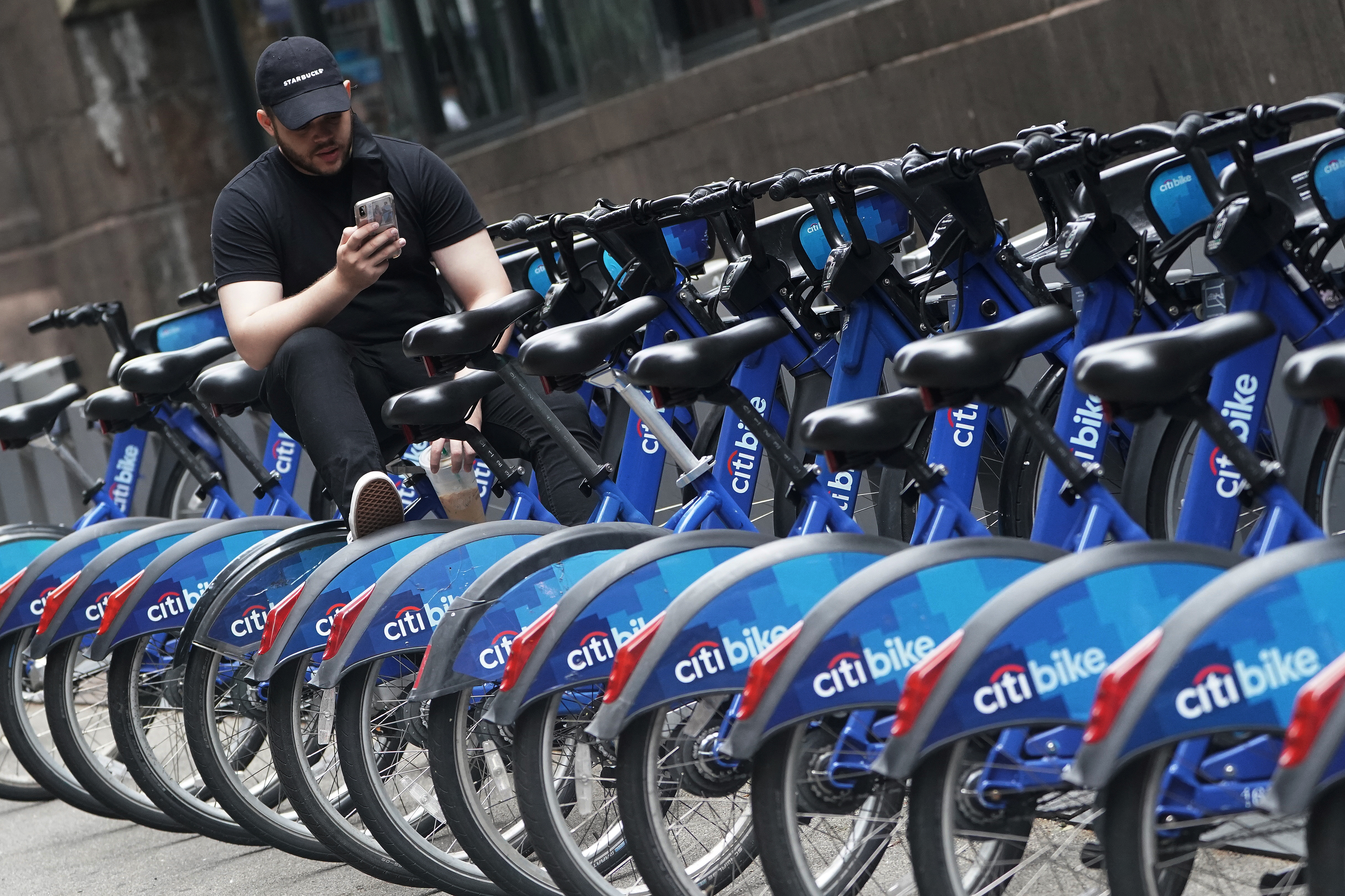 Las bicicletas de CitiBike pueden ser una excelente opción para ir de un evento a otro en poco tiempo. (Carlo Allegri/REUTERS)