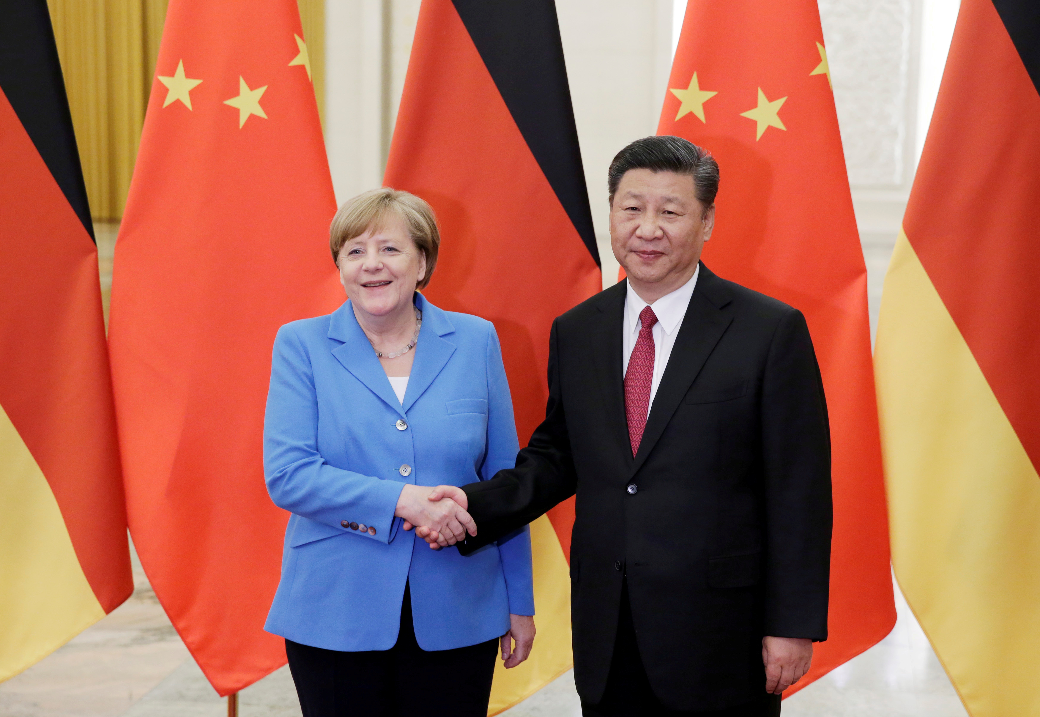 Encuentro entre Xi Jinping y la canciller alemana Angela Merkel en el Gran Salón del Pueblo el 24 de mayo de 2018 (REUTERS/Jason Lee/Pool/File Photo)