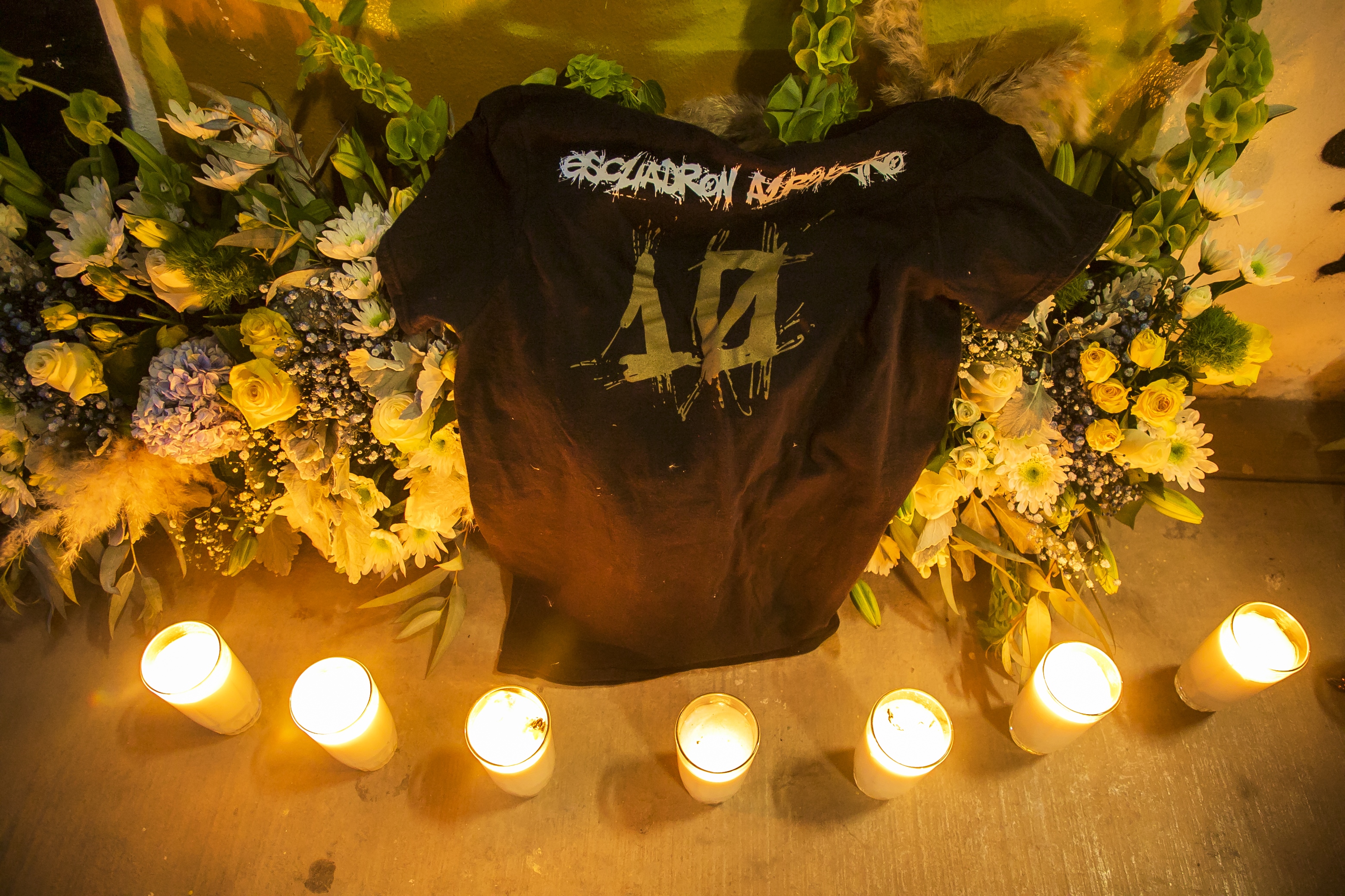 Los fanáticos colocan velas, Estadio Banorte en Culiacán, estado de Sinaloa, México, el 25 de noviembre de 2020.
