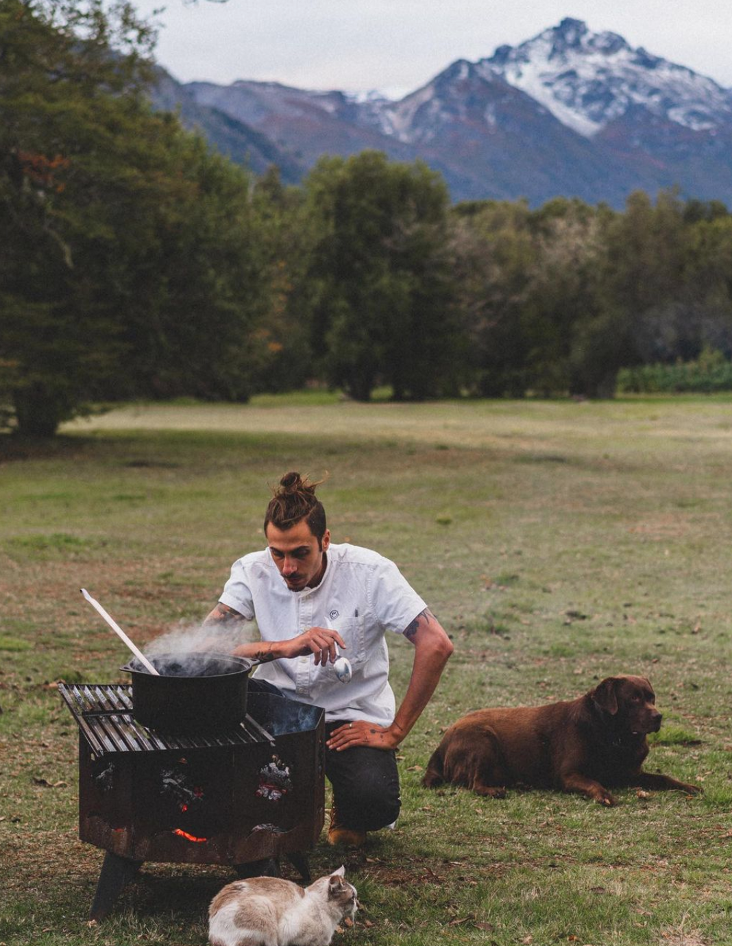 Félix Babini es un chef con vasta experiencia en el rubro. Entre las cordilleras y los mares, cualquier lugar es posible para deleitarse con sus platos