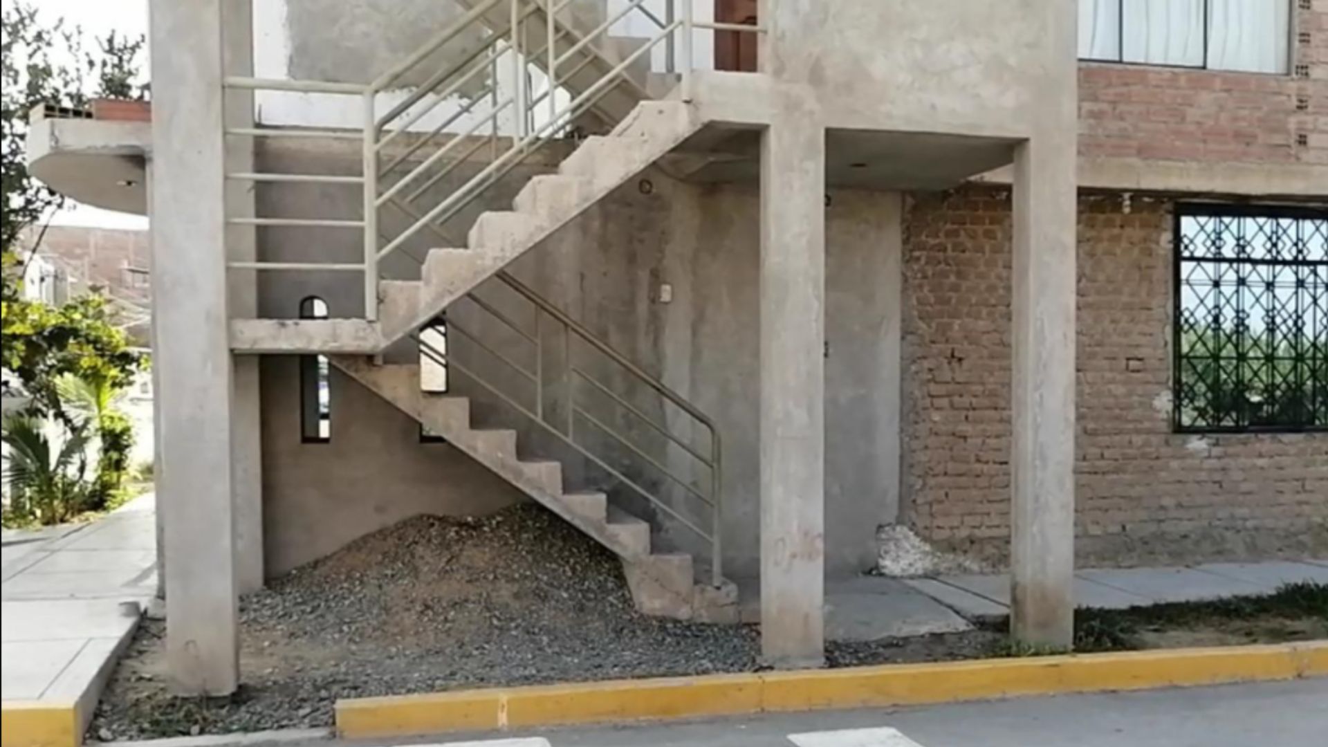 Cocheras Escaleras Y Hasta Una Cantina Al Paso Vecinos Toman Calles Y