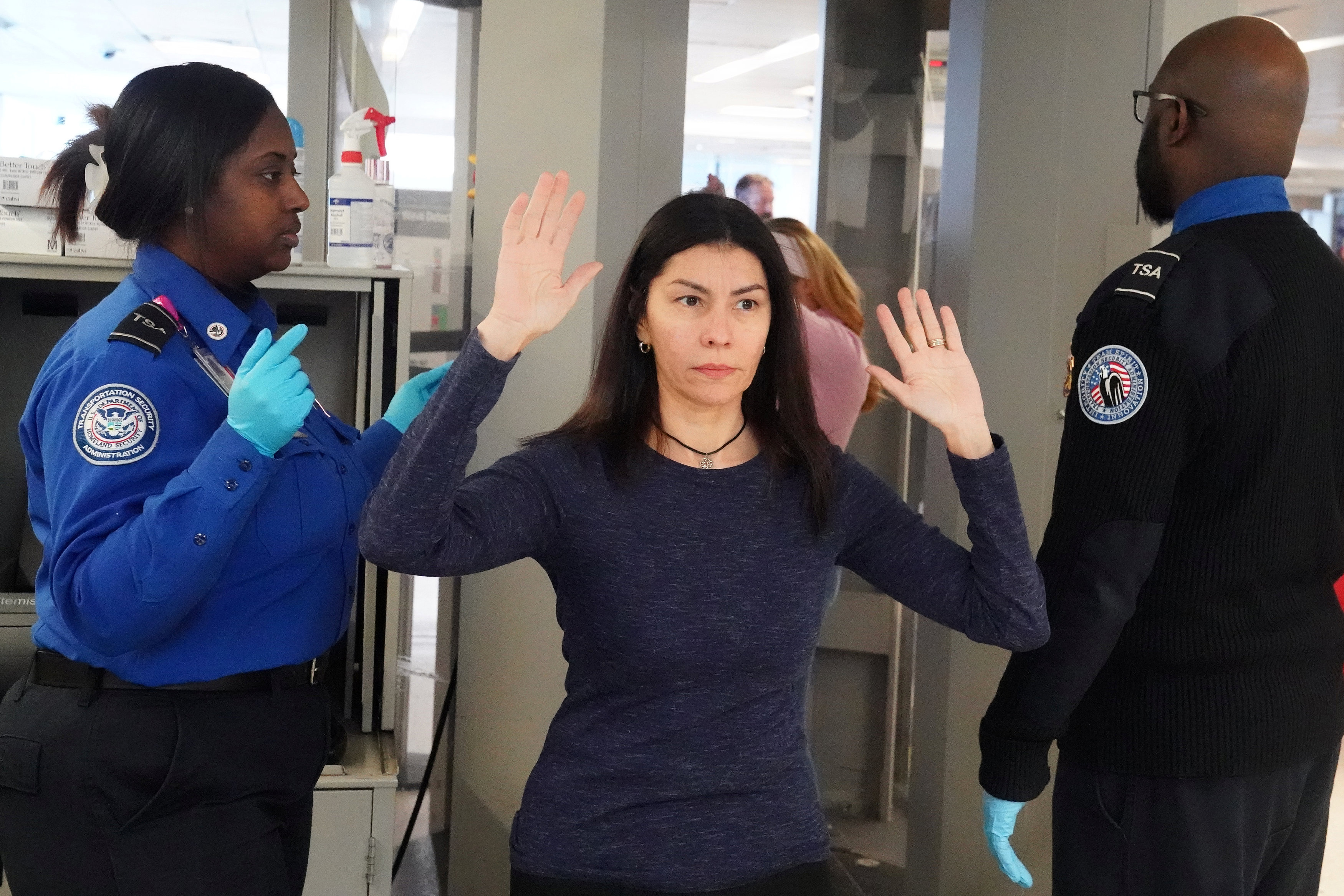 Una mujer es inspeccionada por agentes de la TSA estadounidense. REUTERS/Carlo Allegri