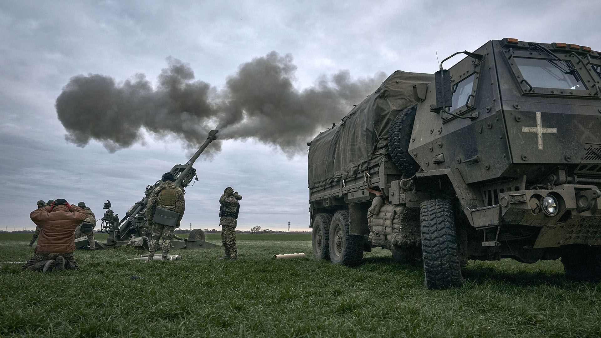 Foto de archivo: Soldados ucranianos disparan contra posiciones rusas  (AP/Libkos)