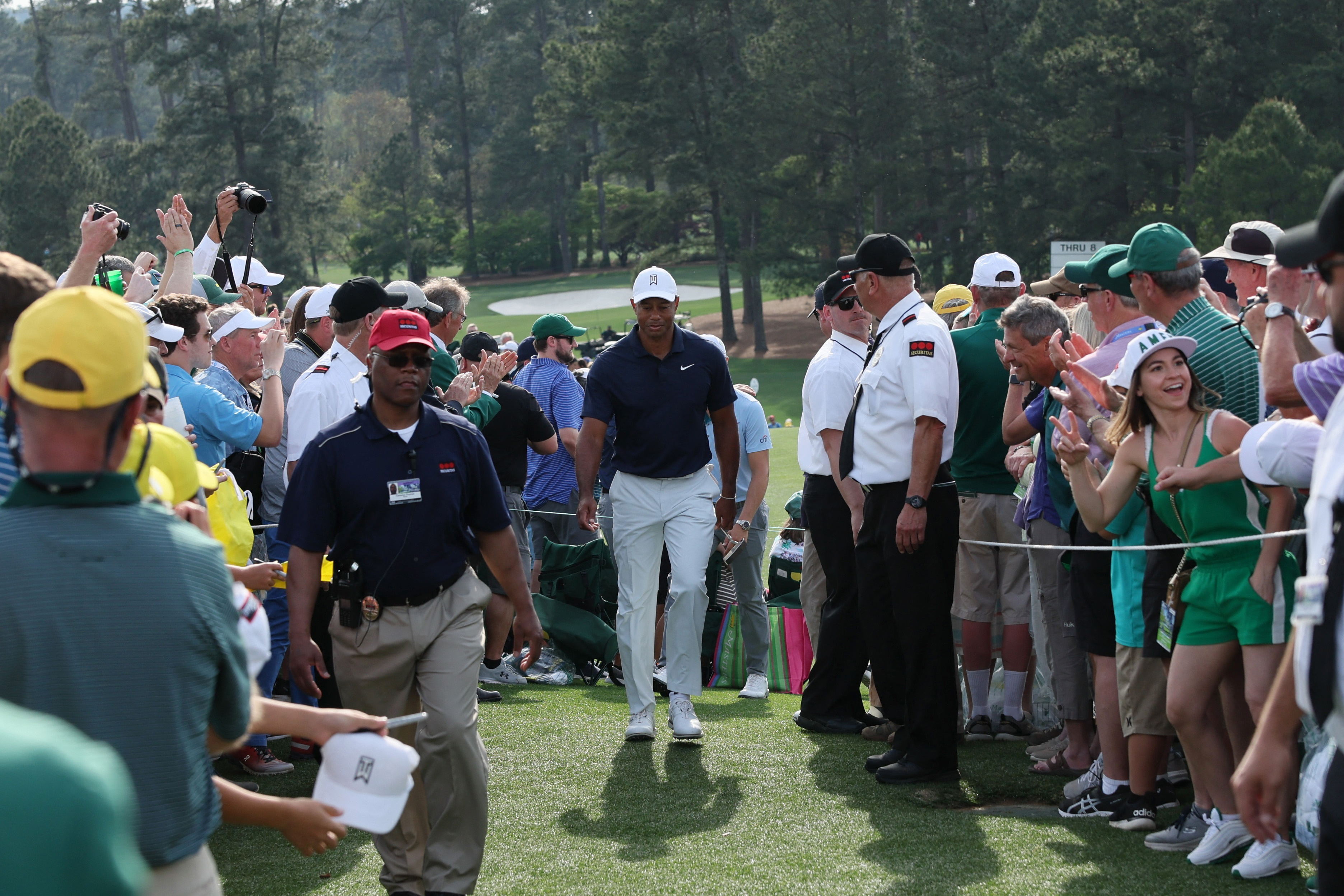 Tiger Woods quiere volver a jugar este jueves ante miles de fanáticos (Reuters)
