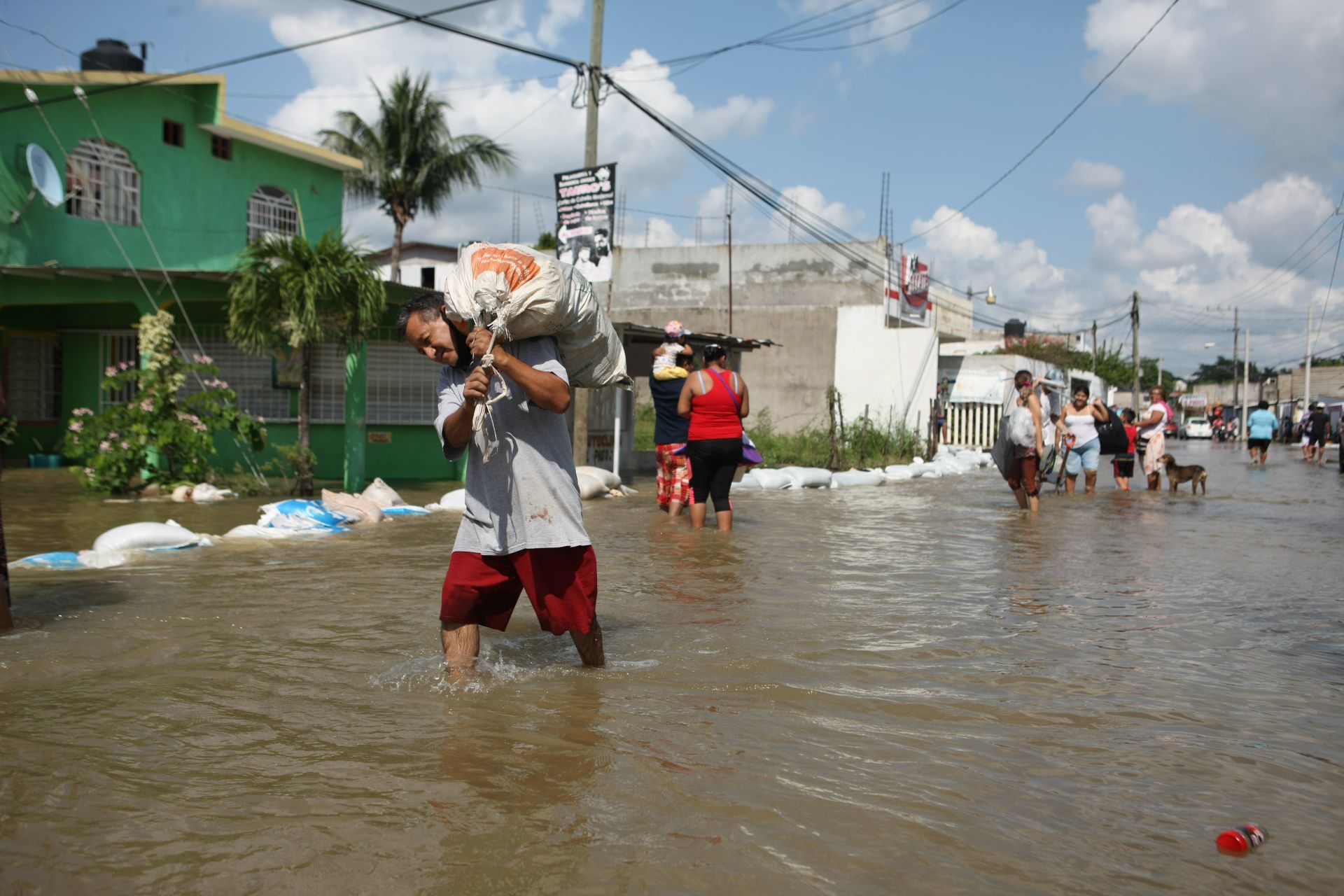 Villahermosa, Tabasco, 8 de noviembre de 2020. El río Carrizal del cual proviene sus aguas de las Presas Peñitas desbordó su caudal en el sector Los Sauces, de la colonia José María Pino Suárez.