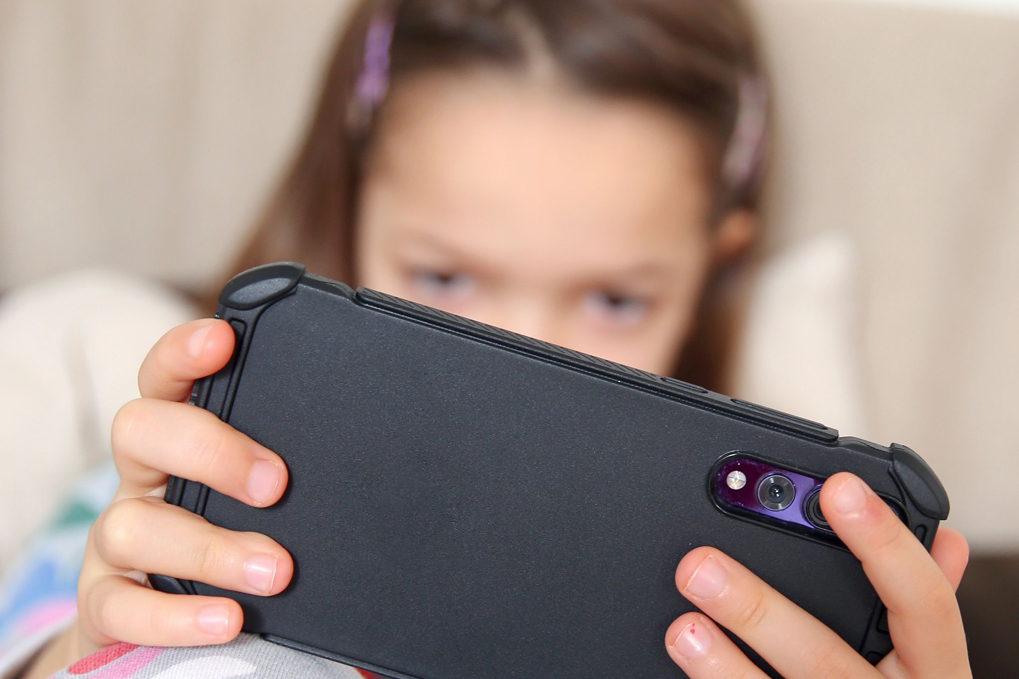 Los niños y niñas deben ser cuidadas cuando usan juegan en Internet o usan dispositivos inteligentes (Foto: Mascha Brichta/dpa)