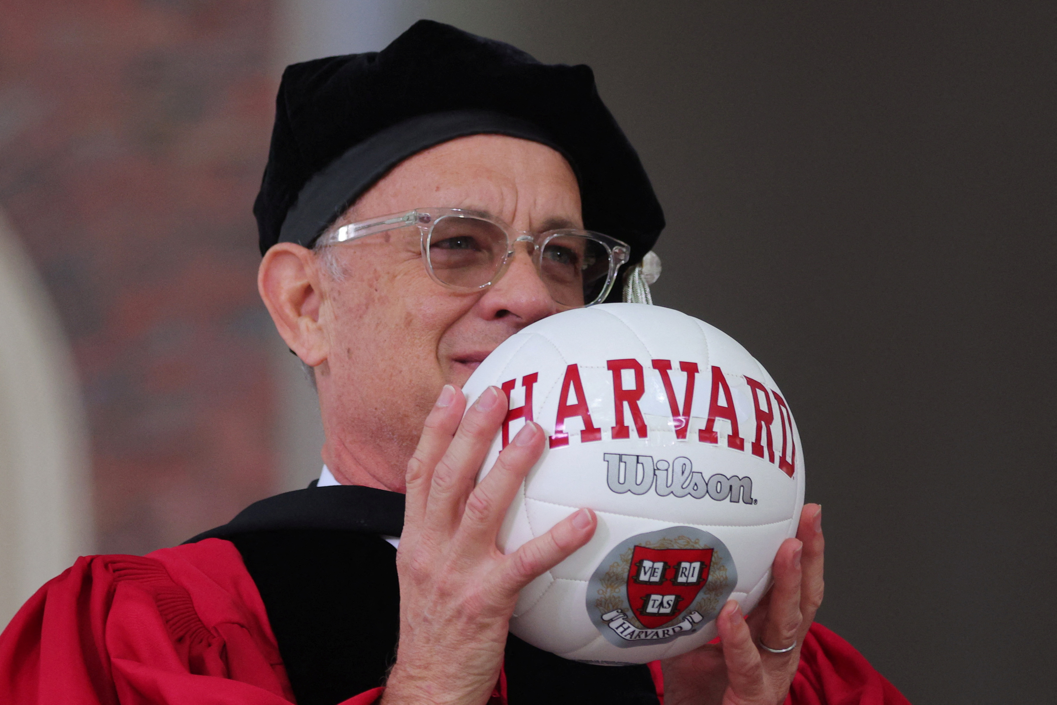 Tom Hanks con una pelota de Harvard (Reuters)