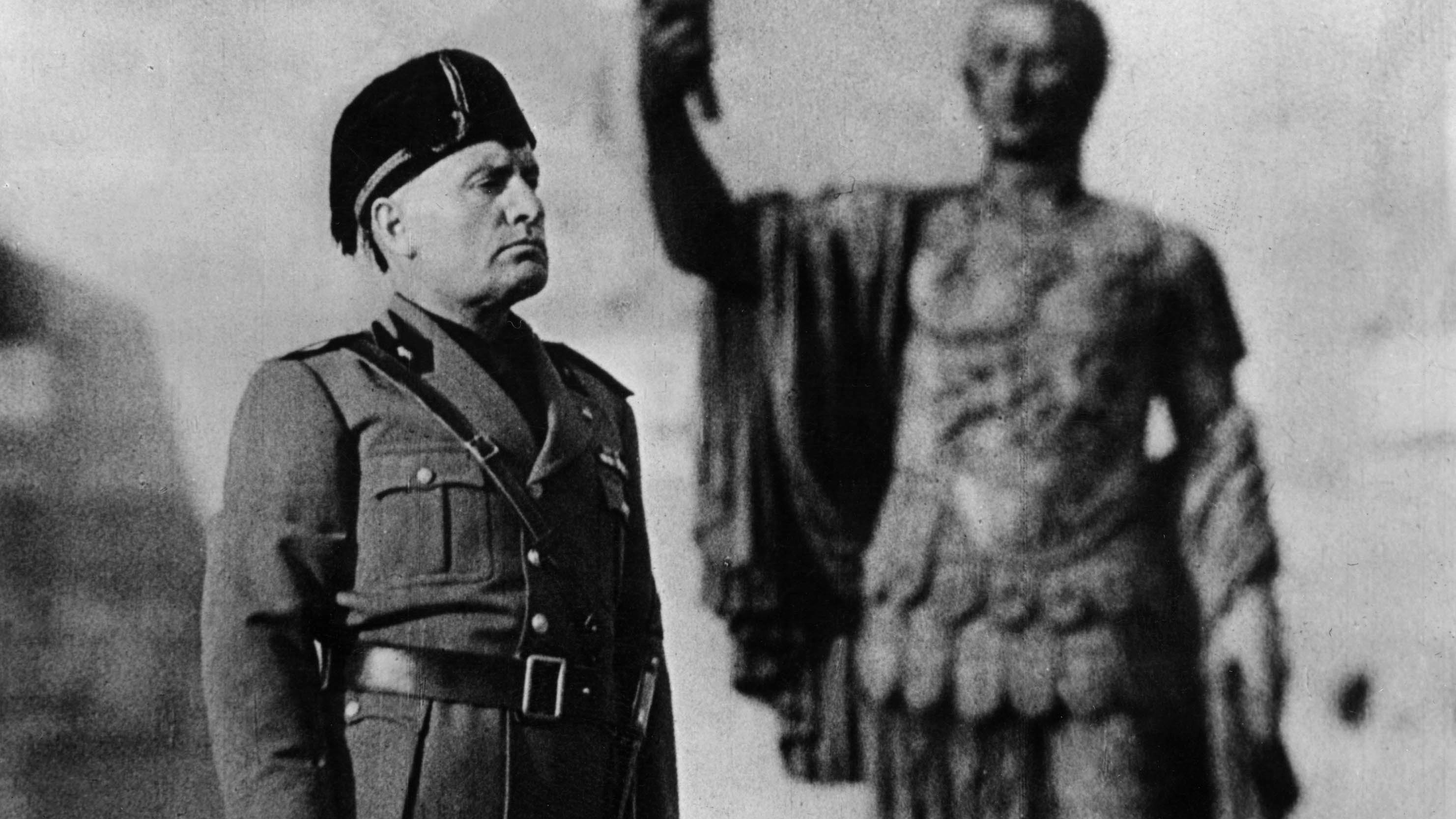 Fusilado, colgado boca abajo, vejado y humillado junto a su amante: así  terminó sus días Benito Mussolini - Infobae