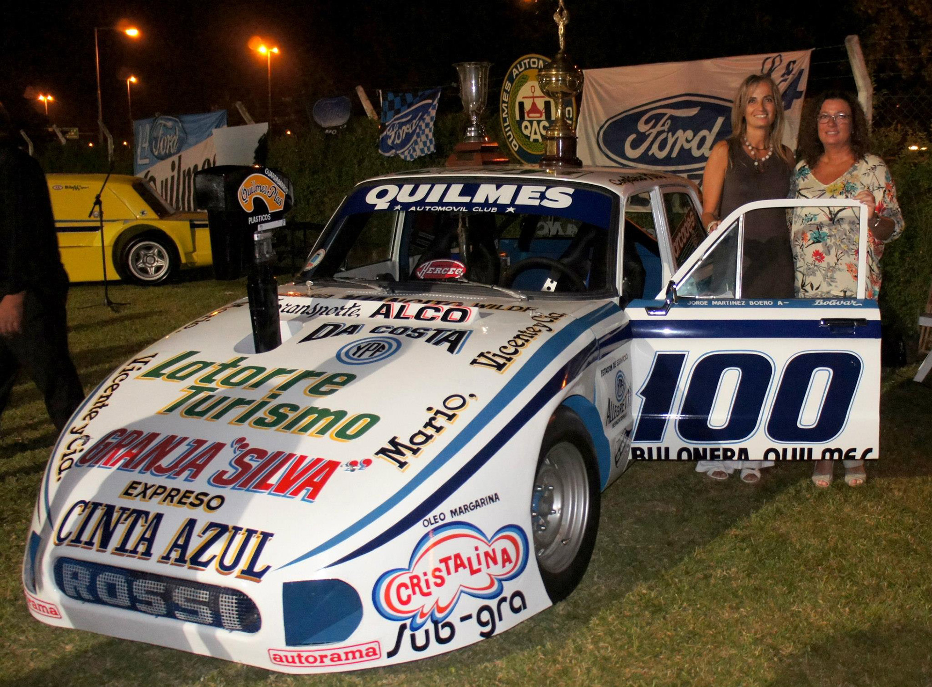 Livia (izquierda) con una réplica del Falcon (Facebook Livia Martínez Boero)