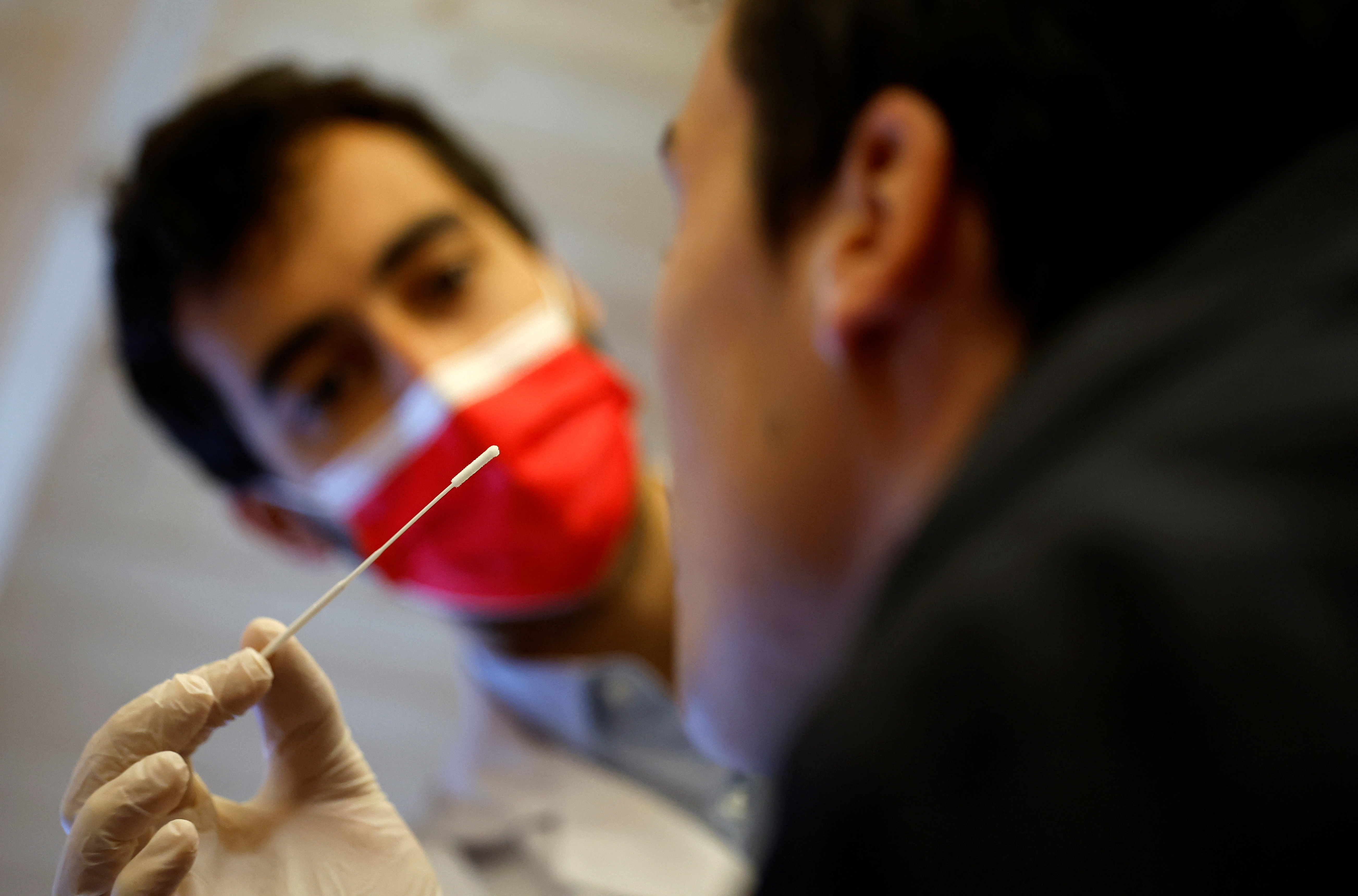 Los tests a partir de hisopados nasales permiten detectar si una persona tiene una infección viral. Pero no detectan los virus emergentes/REUTERS/Stephane Mahe