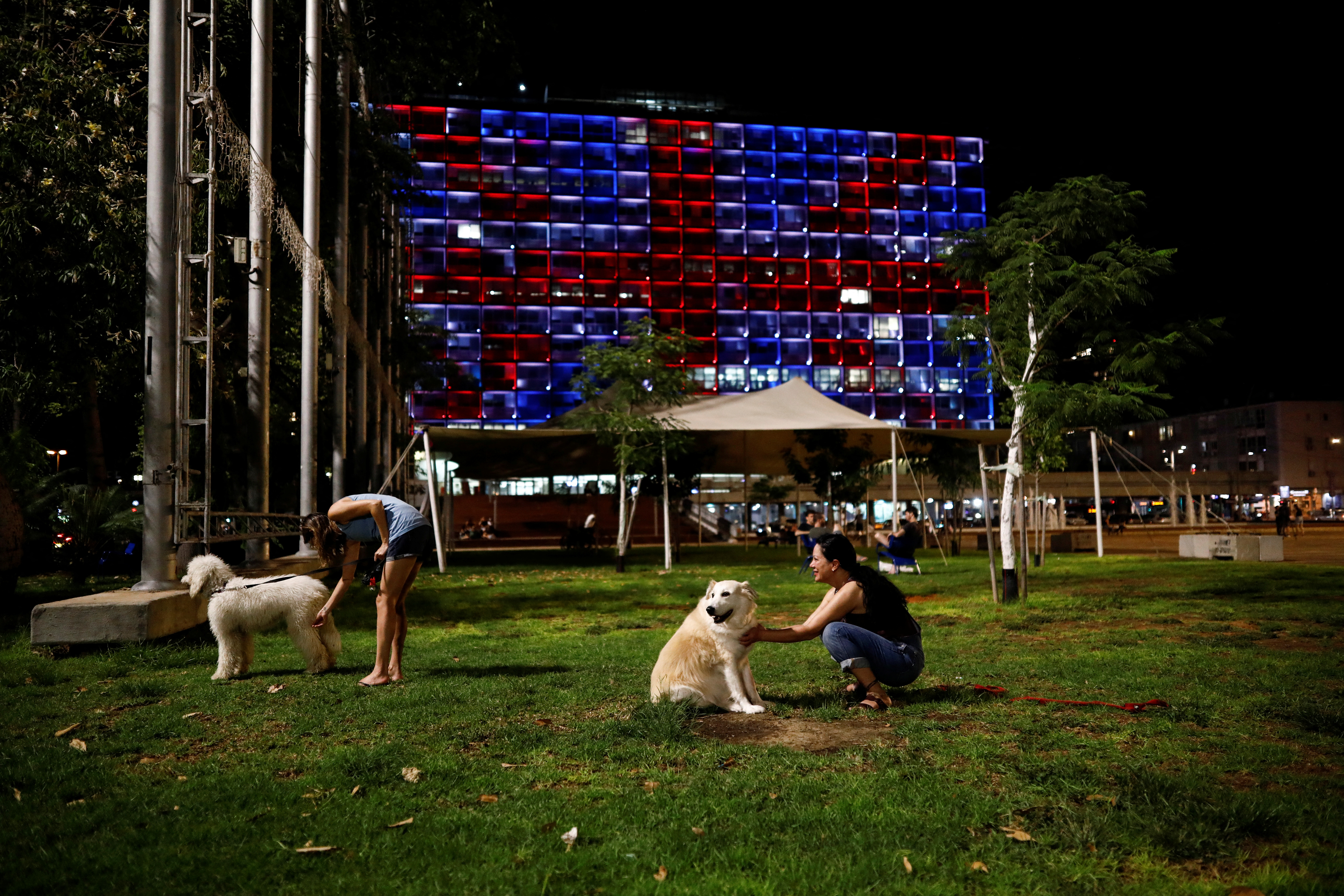 El edificio de la municipalidad de Tel Aviv, en Israel, lució la bandera británica (REUTERS/Corinna Kern)