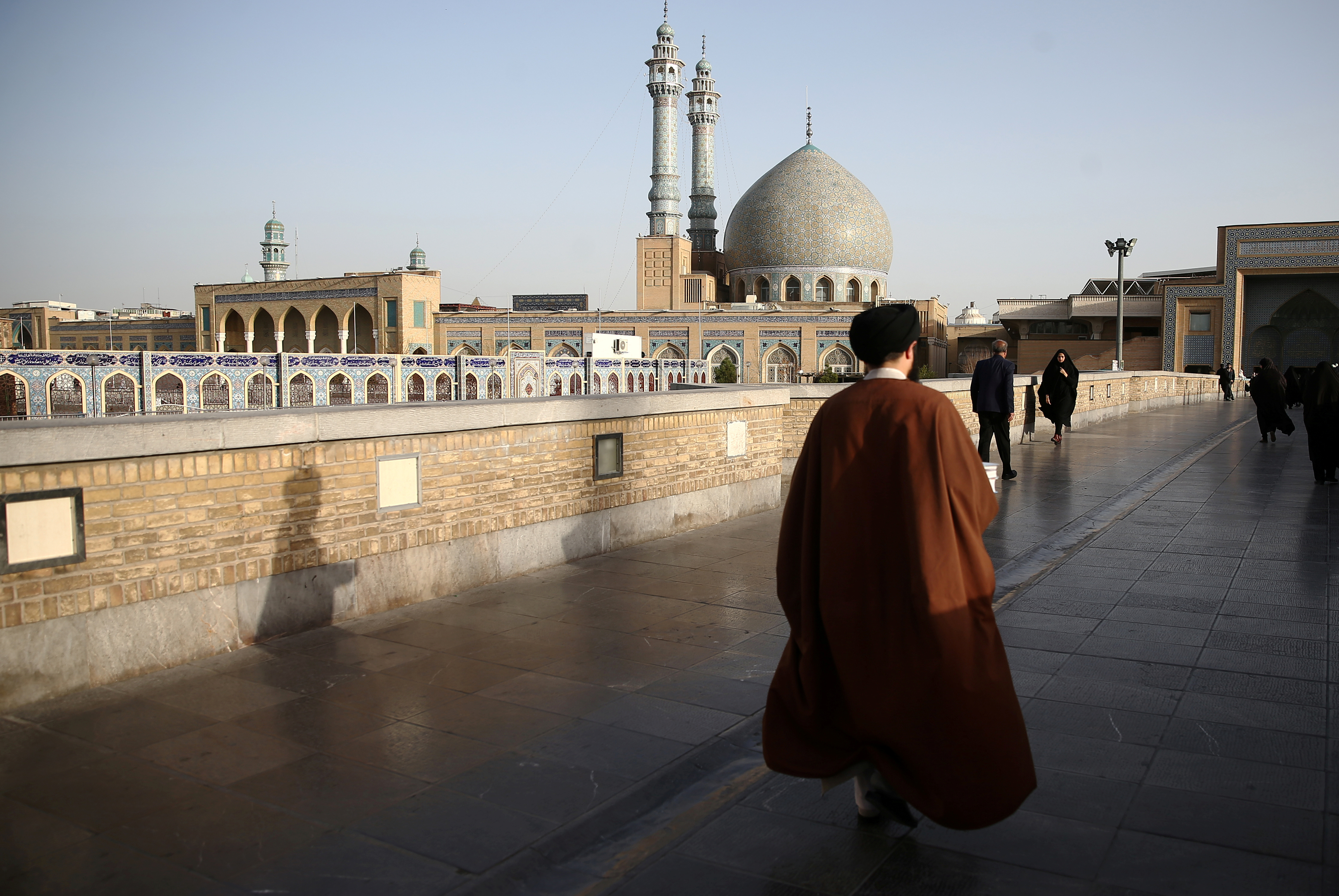 Un clérigo iraní camina frente al Santuario de Fátima Masumeh en Qom, Irán 9 de febrero 2020. Nazanin Tabatabaee/WANA (Agencia de Noticias de Asia Occidental) vía REUTERS/Archivo