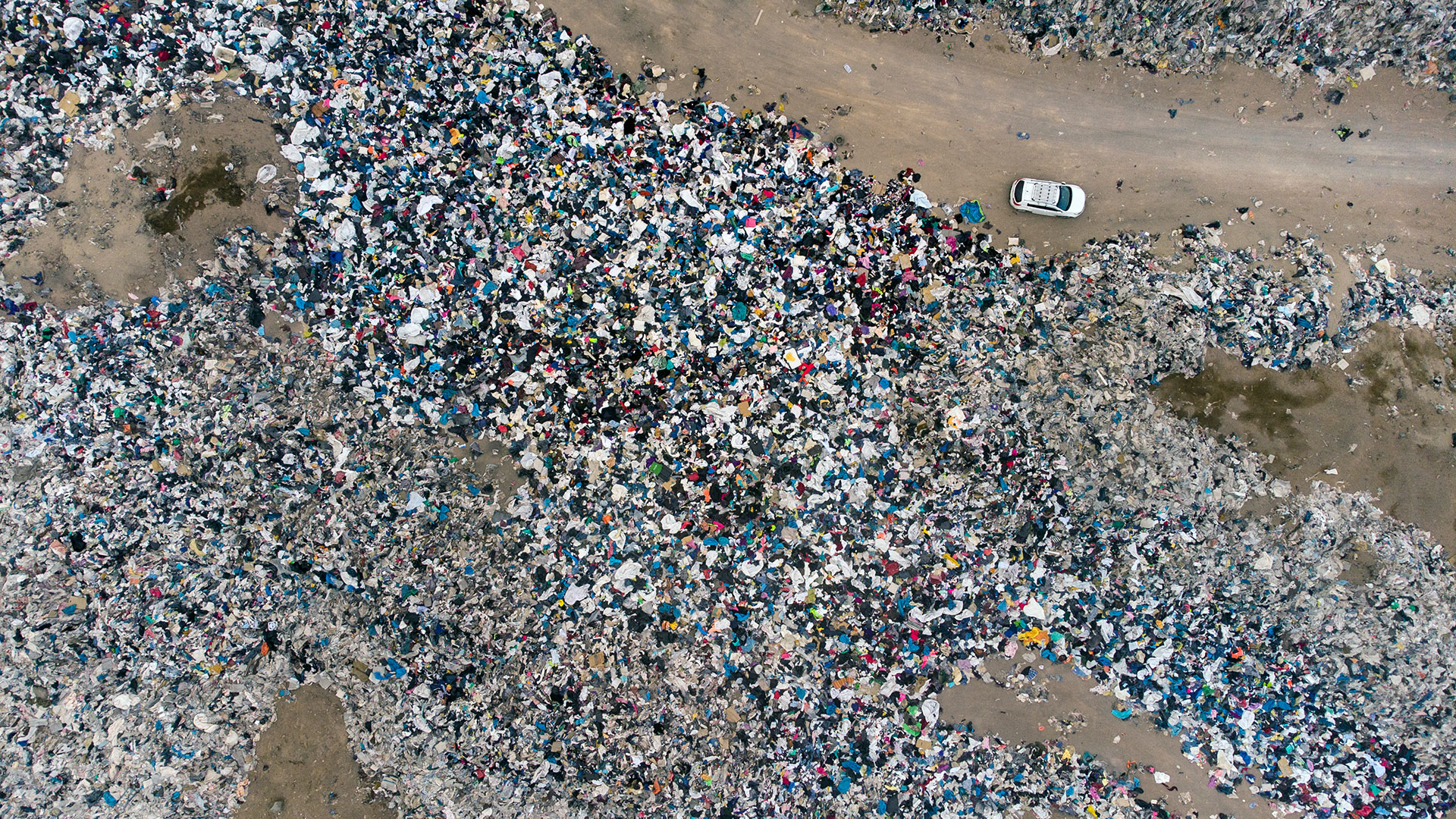 Moda tóxica: impactantes imágenes muestran un colosal “cementerio de ropa”  en el desierto de Atacama - Infobae