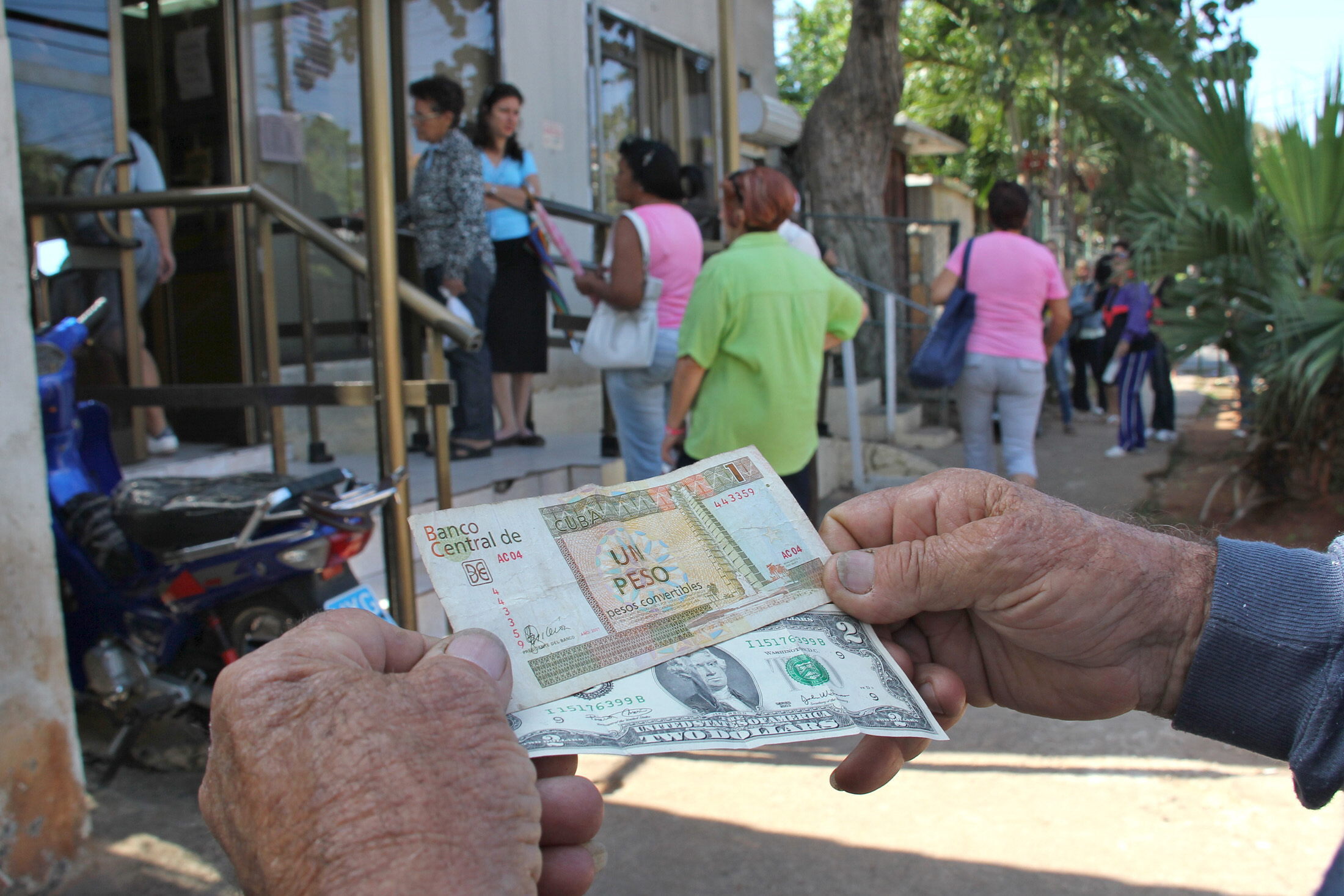 Con la intención de arrebatar los dólares al mercado informal, el pasado 4 de agosto bancos y casas de cambio empezaron a comprar dólares a 120 pesos cubanos por dólar estadounidense