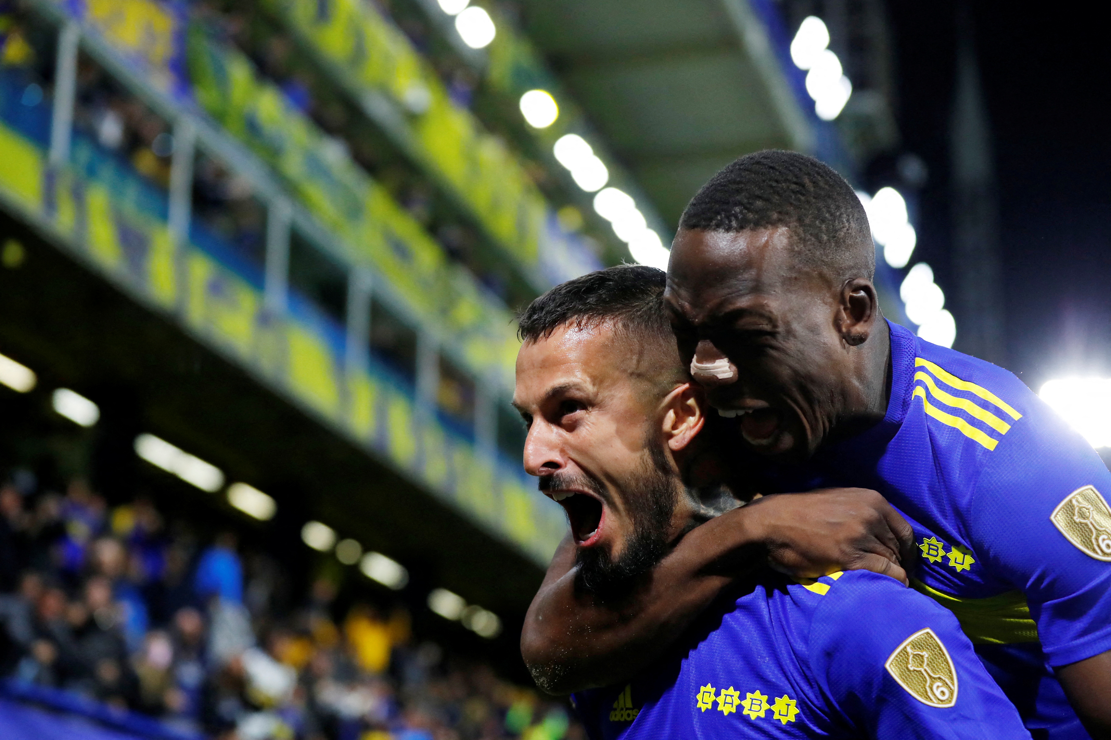 Benedetto recibe el abrazo de Advíncula (REUTERS/Agustin Marcarian)