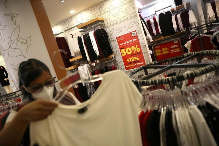 Una mujer observa los descuentos en una tienda de ropa en México. (Foto: Reuters/Archivo)