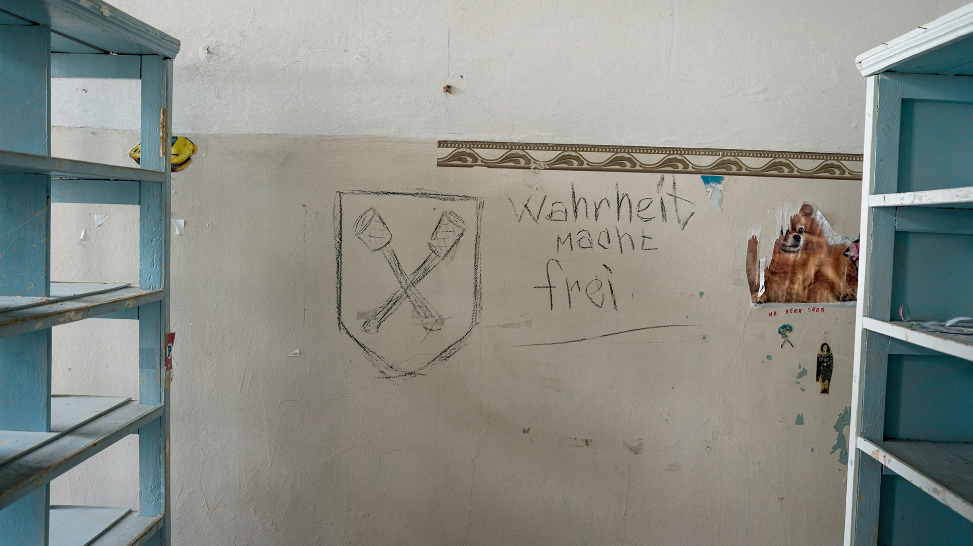 Edificios en los terrenos de la clínica médica en Izyum, Ucrania, donde una mujer, Alla, y su esposo dijeron que los tomaron como rehenes y los torturaron.  Foto para The Washington Post por Wojciech Grzedzinski
