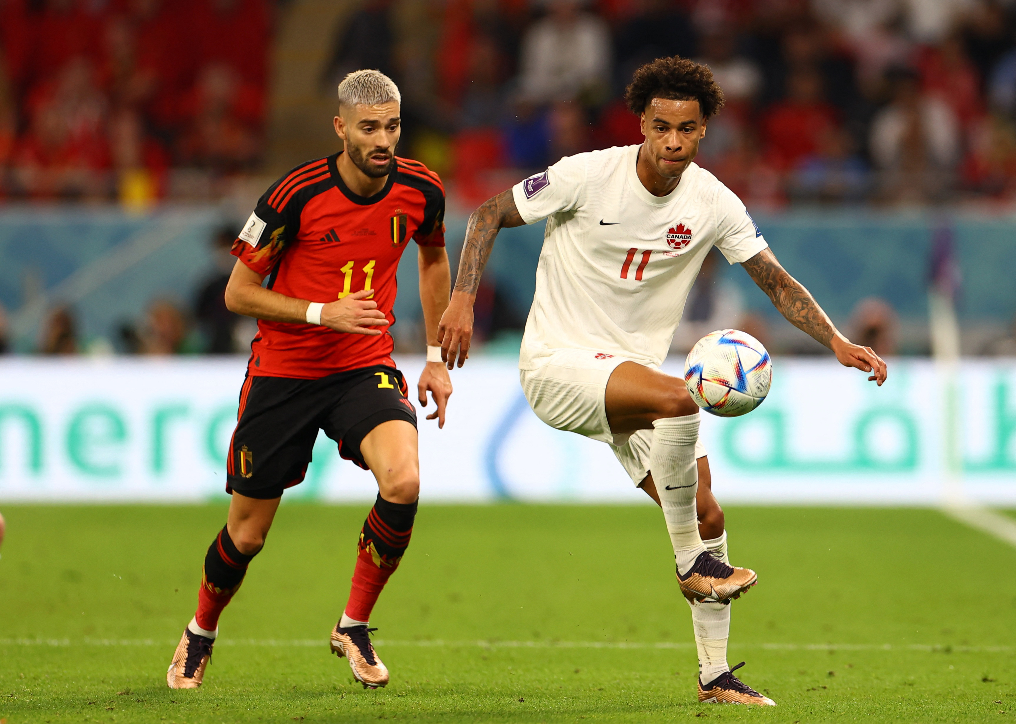 El canadiense Tajon Buchanan disputa el balón con Yannick Carrasco (REUTERS/Siphiwe Sibeko)