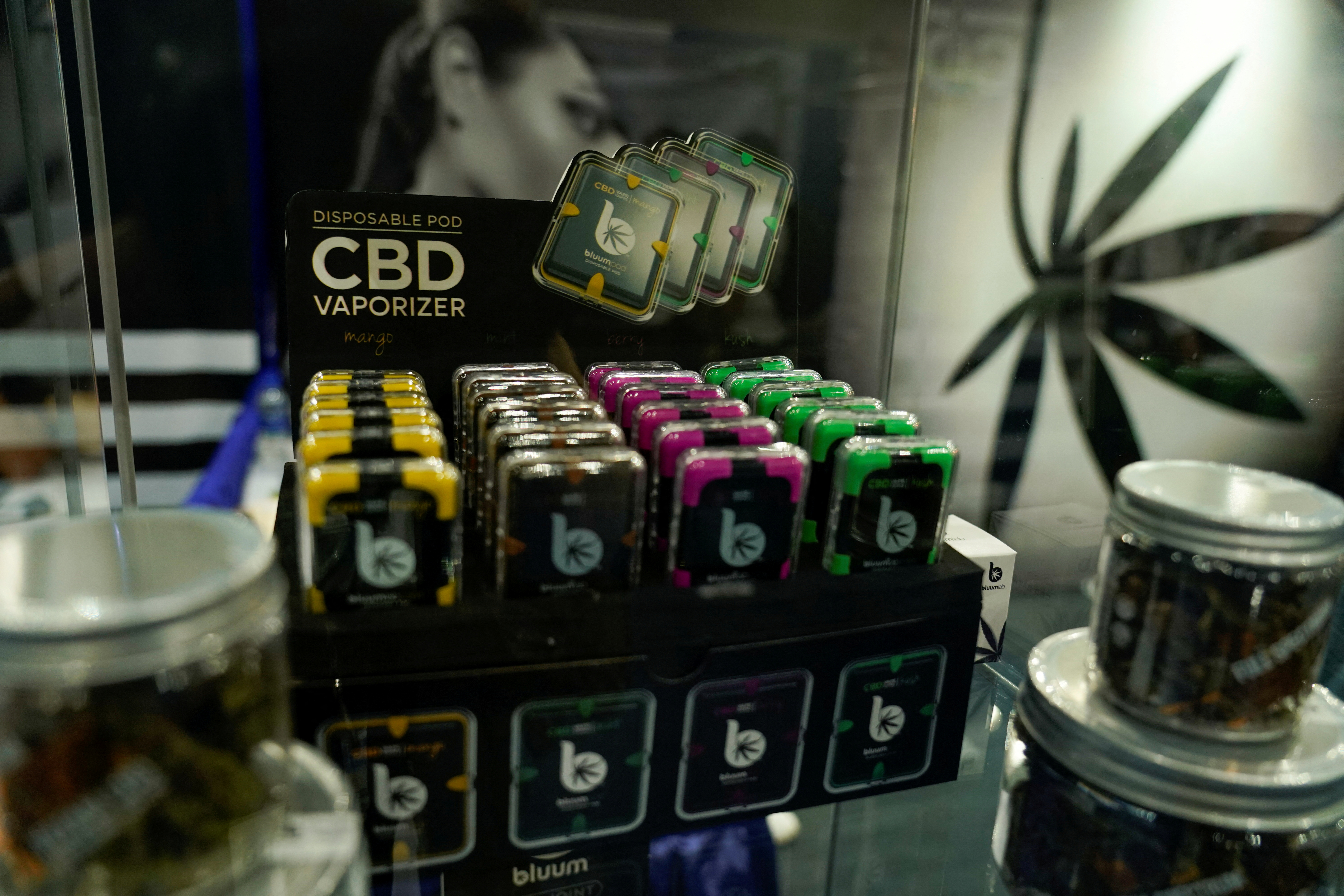 Los vaporizadores de aceites de cannabis están siendo usados para consumir compuestos como "THC-O" que emulan el efecto psicoactivo de la marihuana.  REUTERS/Mike Blake/File Photo