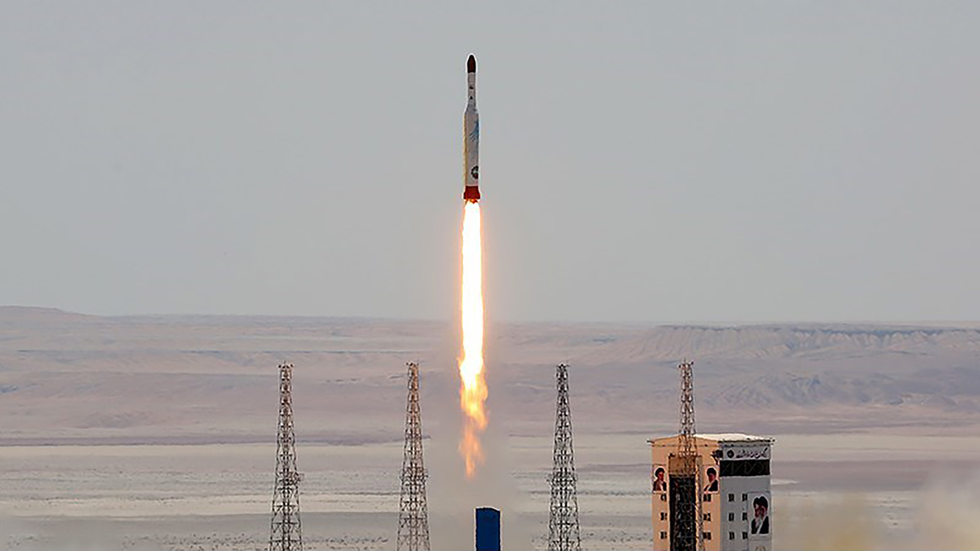 Esta imagen publicada por el sitio web oficial del Ministerio de Defensa iraní el 27 de julio de 2017, afirma mostrar el lanzamiento de un cohete portador de satélites Simorgh en un lugar no revelado en Irán. (Ministerio de Defensa iraní / AP)
