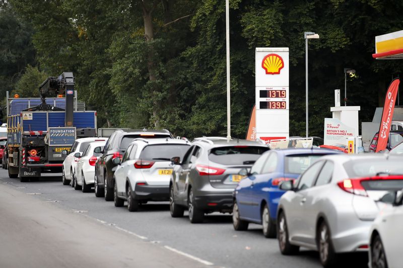 Crisis del combustible en el Reino Unido: aumentos de 500% y conductores  que vacían botellas de agua para llenarlas de gasolina - Infobae