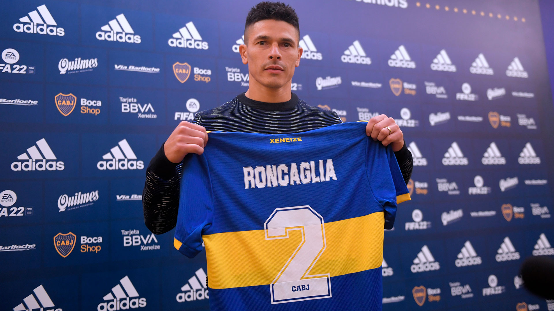 Roncaglia con la casaca azul y oro (Télam)