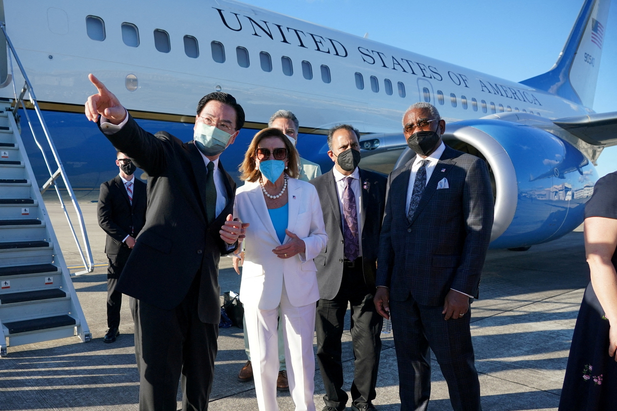 PHOTO DE DOSSIER: La présidente de la Chambre des États-Unis, Nancy Pelosi, s'entretient avec le ministre des Affaires étrangères de Taïwan, Joseph Wu, avant de monter à bord d'un avion à l'aéroport de Taipei Songshan à Taipei, Taïwan, le 3 août 2022 PAR UN TIERS.  NE PAS ENREGISTRER.  AUCUN FICHIER./Fichier Photo