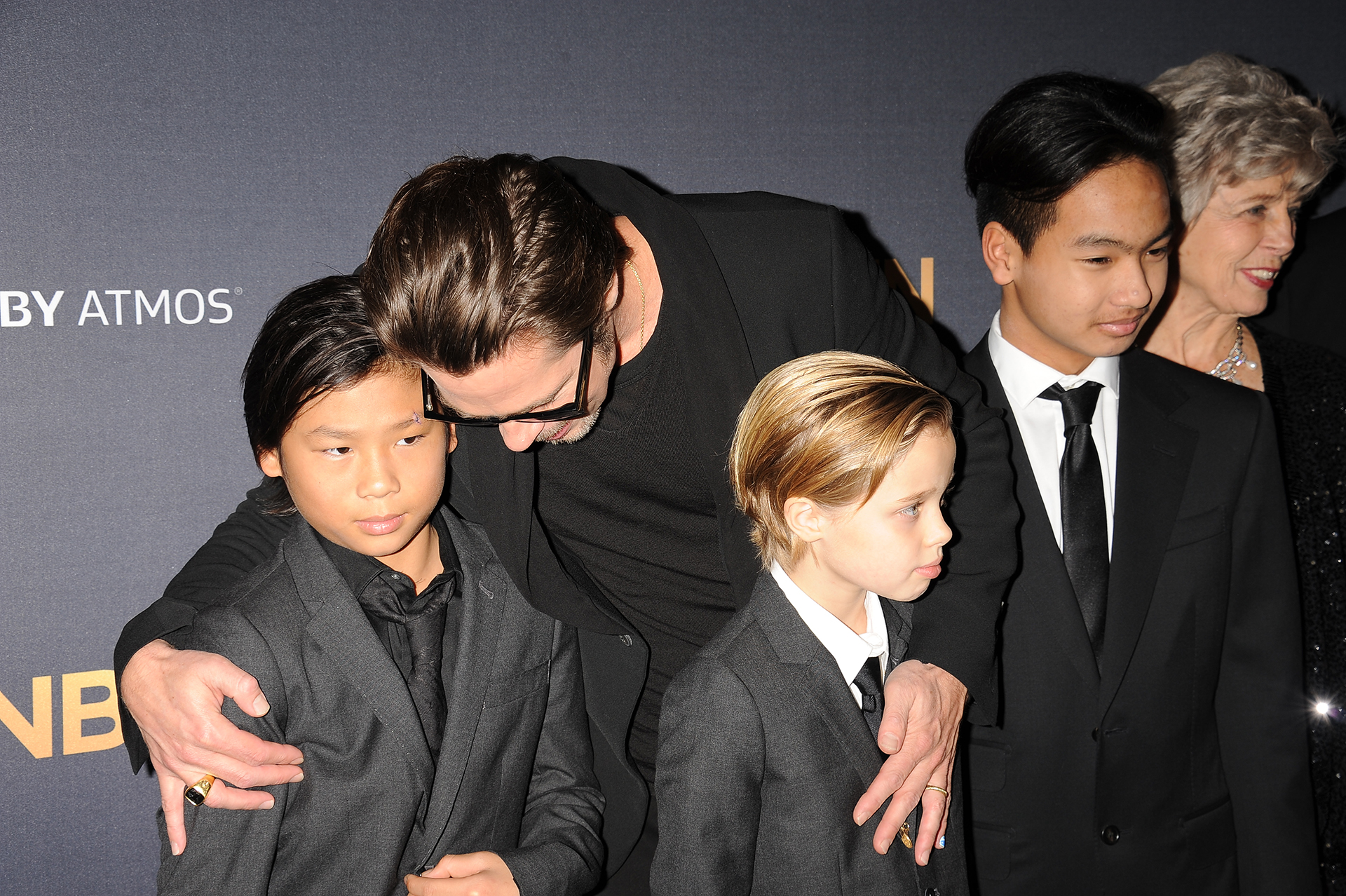 Brad Pitt posa con tres de sus hijos, Pax Jolie-Pitt, Shiloh Jolie-Pitt, y Maddox Jolie-Pitt, junto a sus padres Jane Etta Pitt y William Alvin Pitt en el Dolby Theater de Hollywood. (Frank Trapper/Corbis via Getty Images)