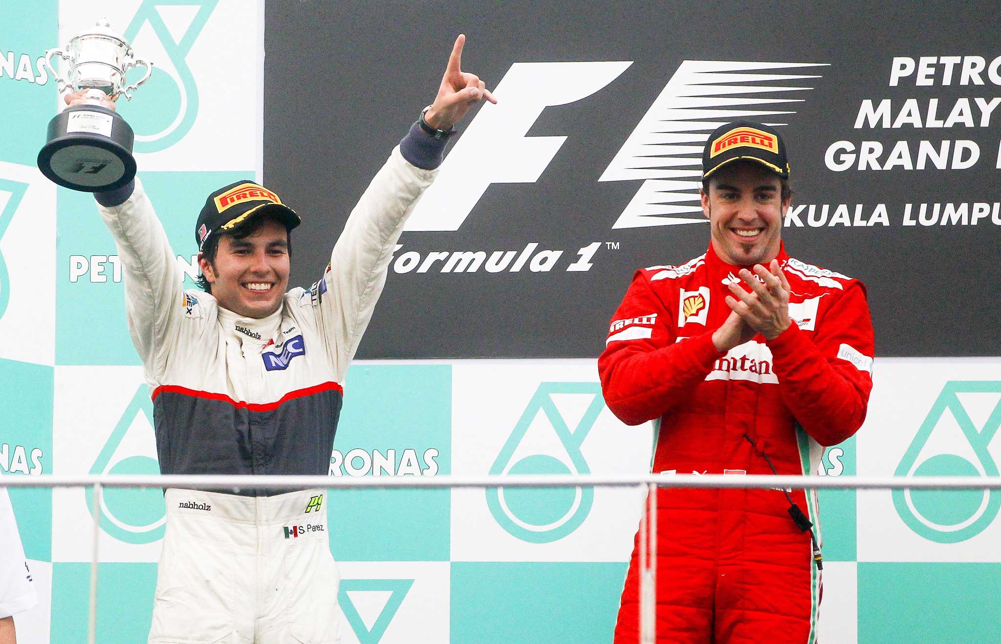 Checo Pérez en el podio del Gran Premio de Malasia 2012 junto a Fernando Alonso