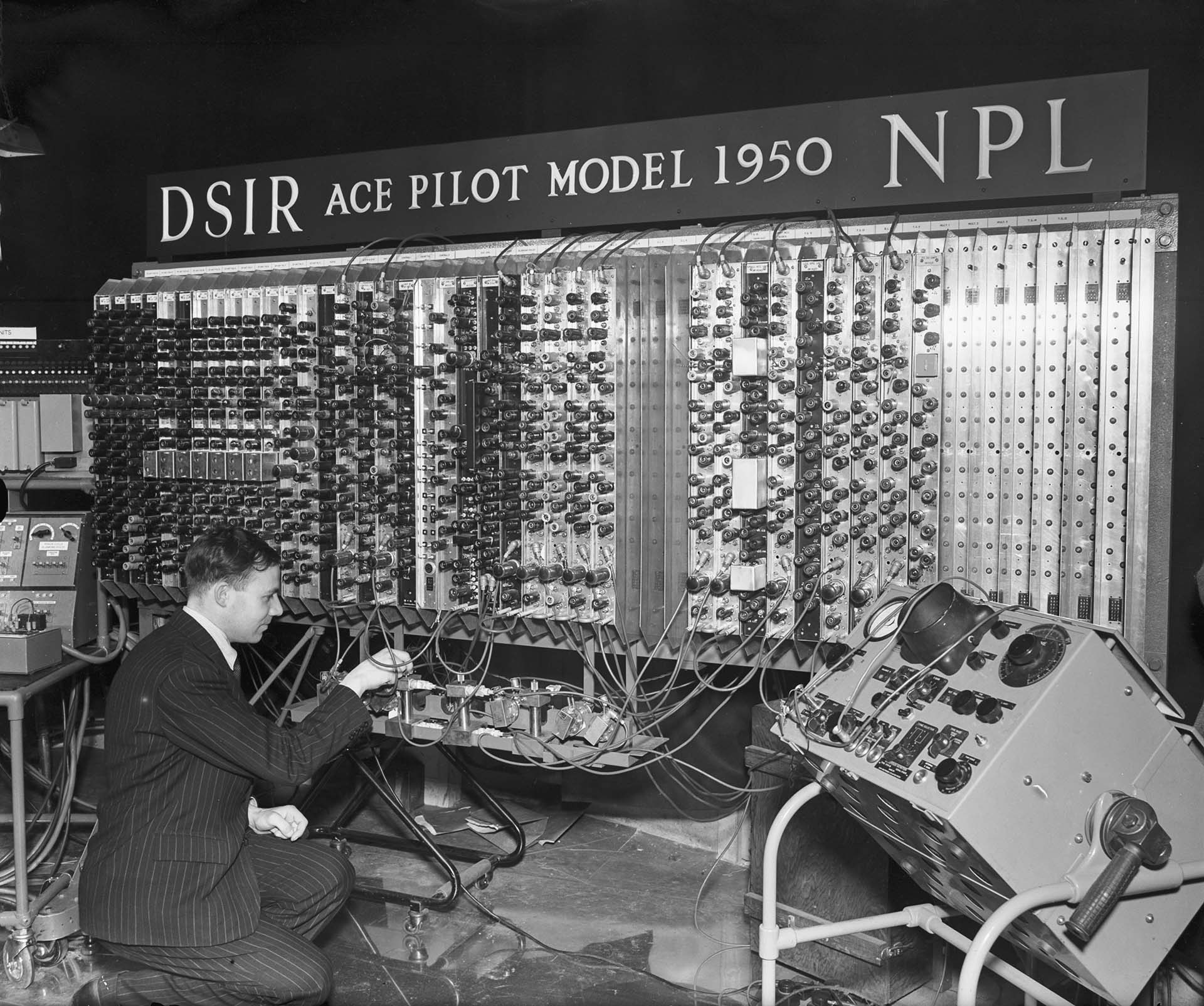 ACE fue una de las primeras computadoras construidas en Gran Bretaña. La máquina fue diseñada por Alan Turing antes de dejar el Laboratorio Nacional de Física en 1947. La foto es de 1950 (Foto de Jimmy Sime/Central Press/Hulton Archive/Getty Images)