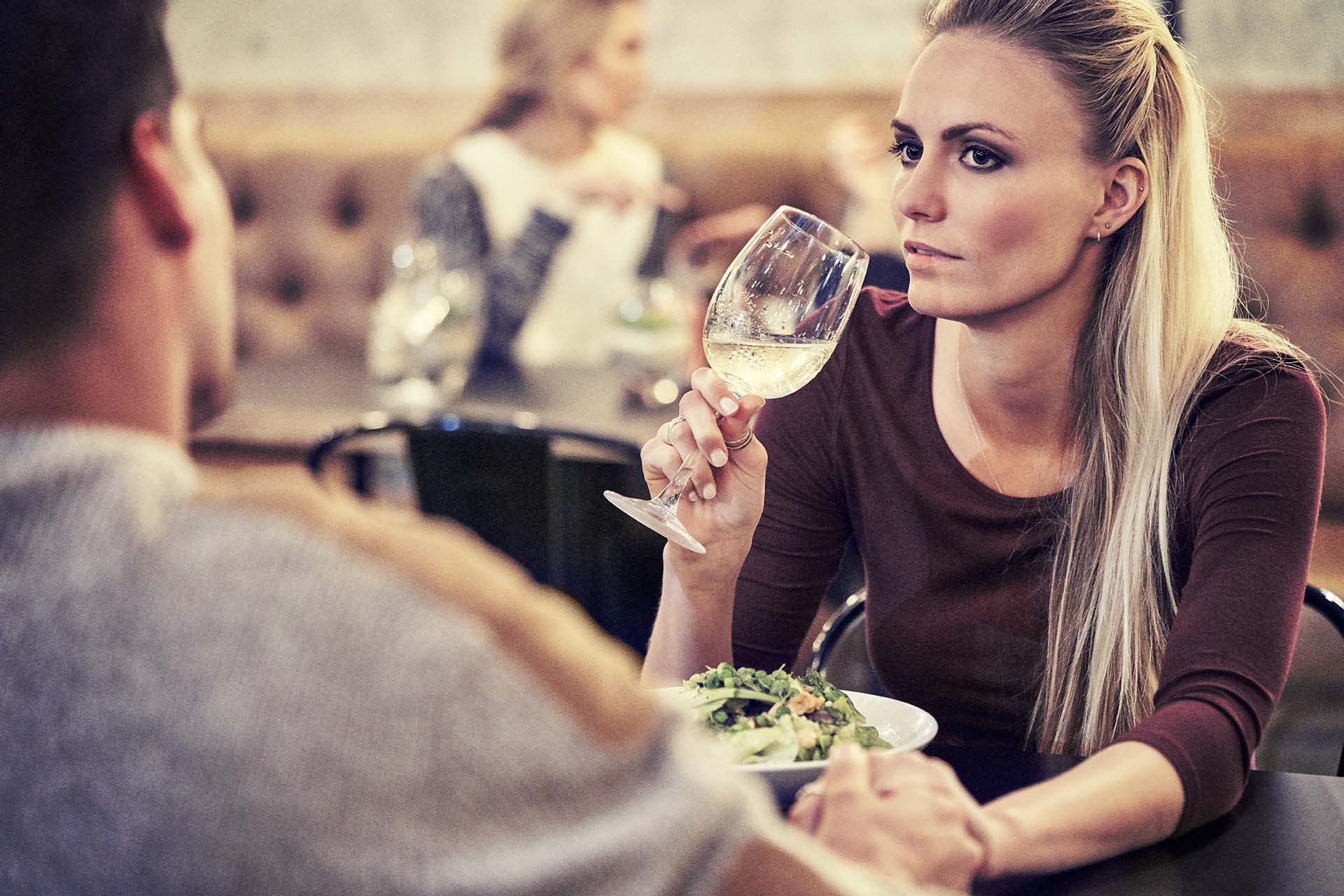 Él la invitó a tomar un café porque los chicos se habían atrasado. Los dos sintieron la electricidad que les recorrió el cuerpo (foto ilustrativa/Getty Images)