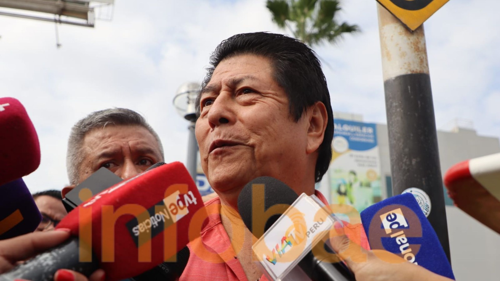 Pedro Toledo, hermano de Alejandro Toledo dio declaraciones en los exteriores de la DIPA. (Paula Elizalde / Infobae)