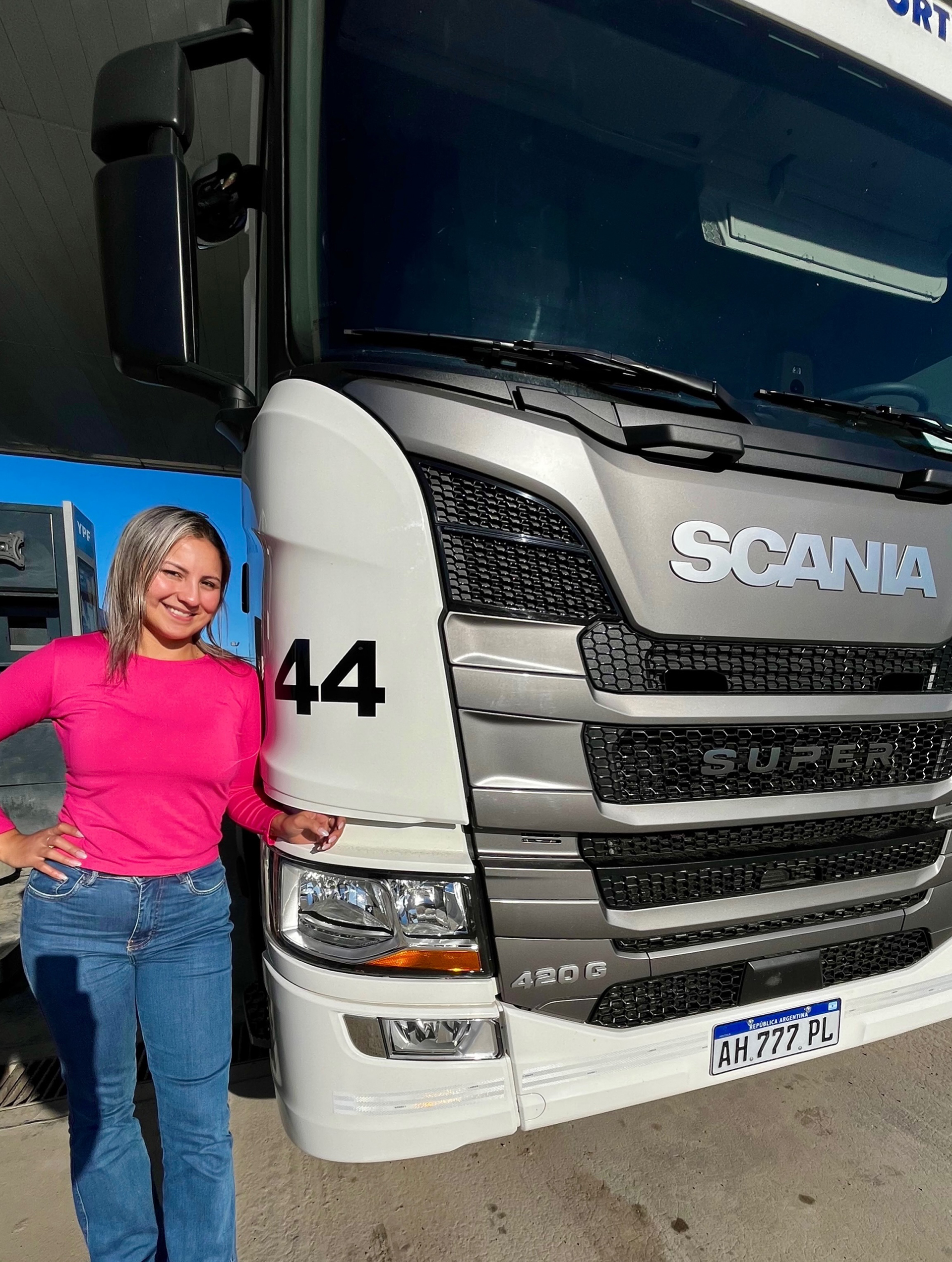 Tiene 27 a&ntilde;os, se abri&oacute; camino en una profesi&oacute;n de hombres e hizo del cami&oacute;n su hogar: "Gano el triple que en mi anterior trabajo"