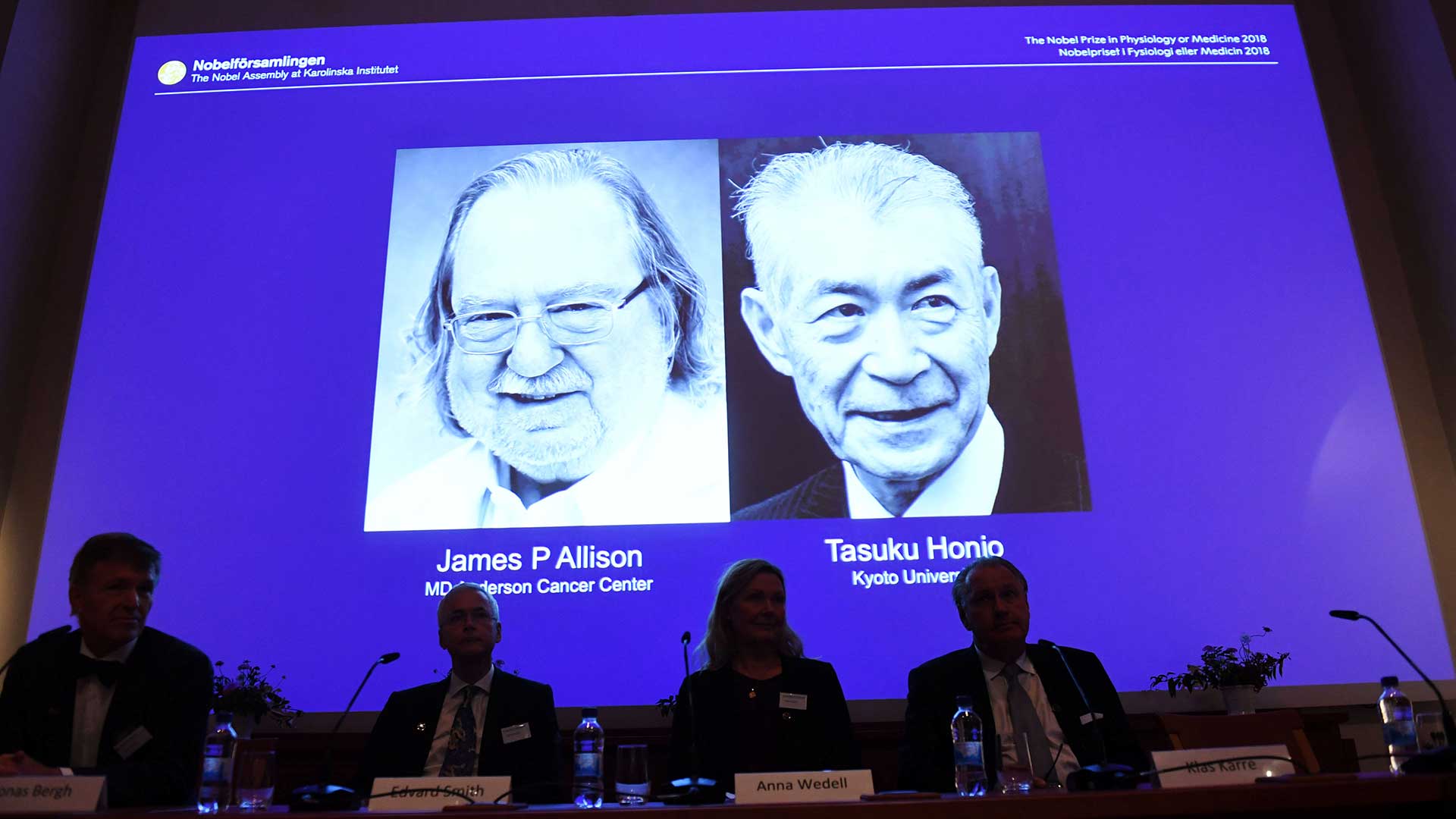 Los doctores James P Allison y  Tasuku Honjo, en la ceremonia de premiación del Nobel de Medicina en Suecia (Reuters)