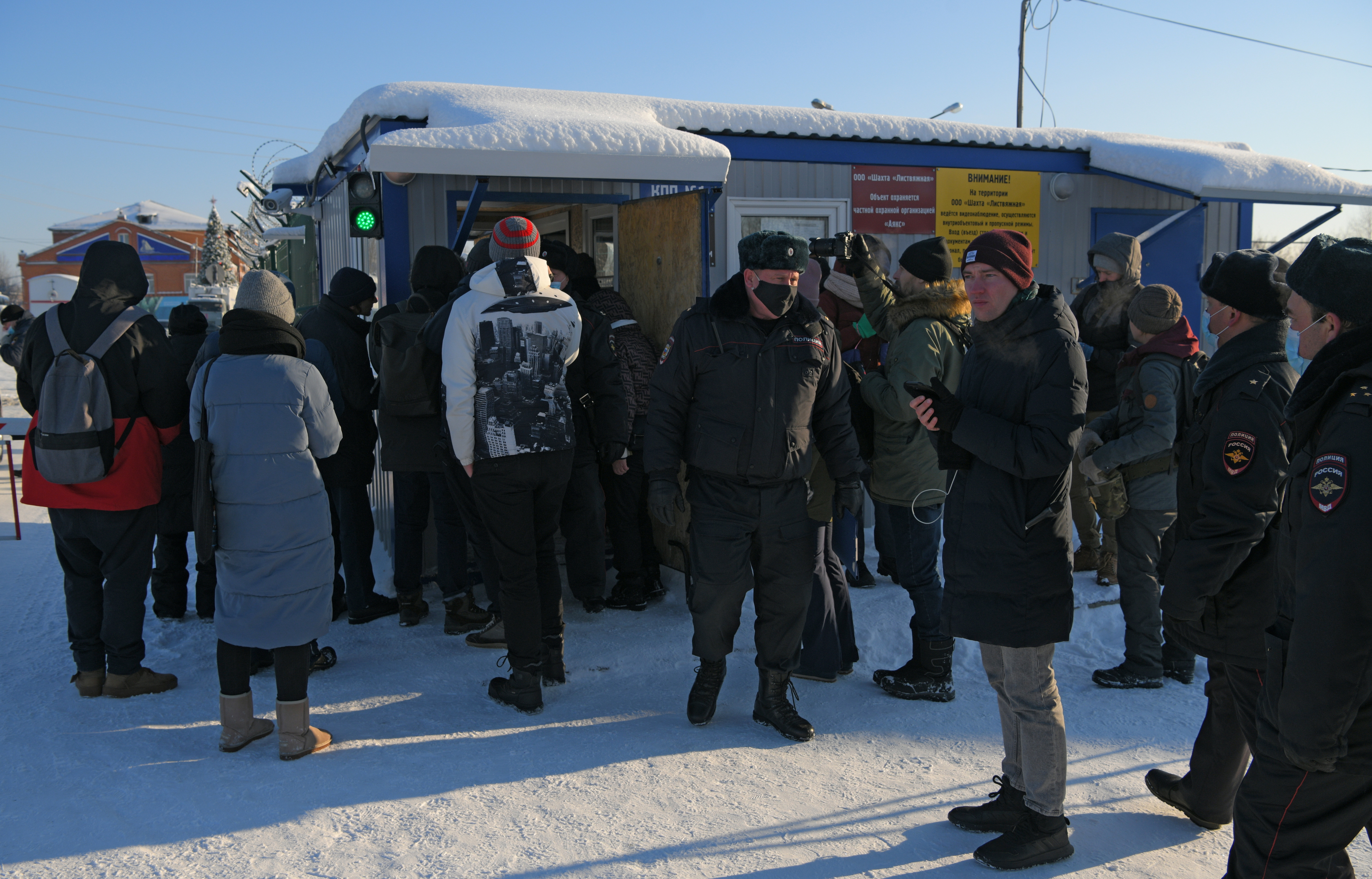 Familiares y vecinos se juntan en la puerta del territorio de la mina, siguiendo el accidente en Listvyazhnaya (REUTERS/Alexander Patrin)