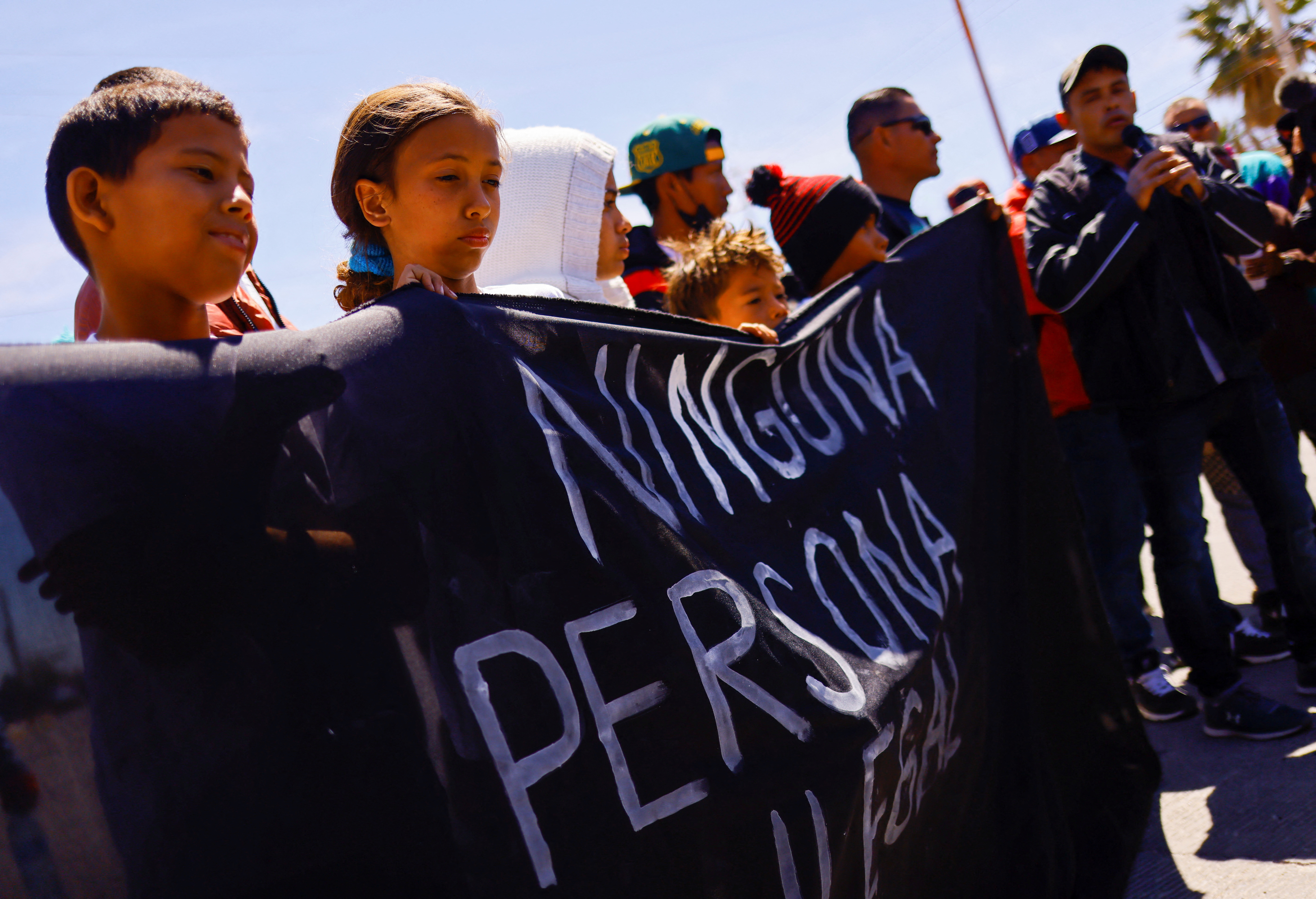 Así protestaron niños migrantes afuera del Gimnasio del Bachilleres, esperando a que el presidente Andrés Manuel López Obrador saliera. Sus letreros decían: "Ninguna persona es ilega"


 REUTERS/Jose Luis Gonzalez