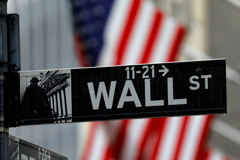 Gotas de lluvia cuelgan de un cartel de Wall Street frente a la Bolsa de Valores de Nueva York, en la ciudad de Nueva York, EEUU, 26 de octubre de 2020. REUTERS/Mike Sega/Archivo